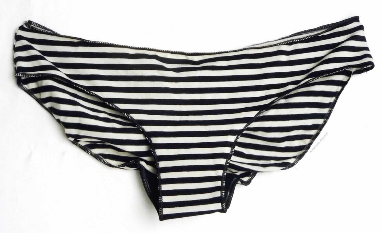 Slip, sog. Strick Unterhose, Art. RSA8326, Größe L, Foto siehe Anlage,
- aus ca. 0,6 mm dicken, buntgewirkten Gewirken aus laut Antrag 92 % Baumwolle und 8 % Elasthan (synthetische 
  Chemiefasern),
- als Hüftslip gearbeitet, an allen Rändern mit Überwendlichnähten gesäumt,
- ohne Öffnung und ohne Verschluss,
- aufgrund des Schnitts eindeutig als Frauenkleidung erkennbar,
- mit hohen Beinausschnitten.

"Slip, aus Gewirken, für Frauen, aus Baumwolle"