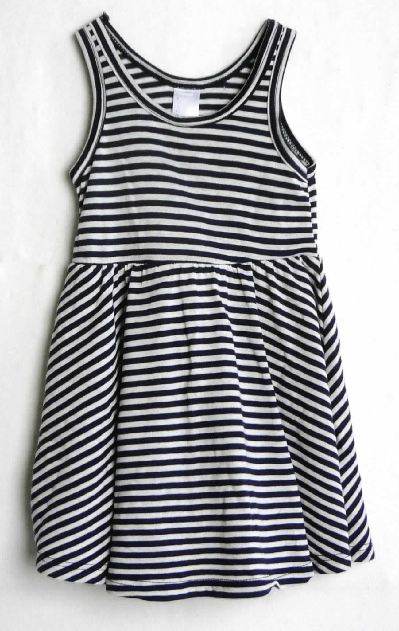 Kleid, sog. Strickkleid für Kleinkinder, Art. RSA0040, für Kinder von 18-24 Monaten (entspricht Größe 86/92),
Foto siehe Anlage,
- aus ca. 0,6 mm dicken, buntgewirkten Gewirken aus laut Antrag 100 % Baumwolle,
- über den Schritt reichend (Rückenlänge: ca. 50 cm),
- mit einem runden Halsausschnitt,
- ohne Öffnung und ohne Verschluss,
- ärmellos,
- am unteren Rand durch Umschlagen und Festnähen gesäumt,
- kann ohne ein weiteres, den Unterkörper bedeckendes Kleidungsstück getragen werden,
- aufgrund der Doppelgröße 86/92 keine Einreihung als Kleidung für Kleinkinder.

"Kleid, aus Gewirken, aus Baumwolle"