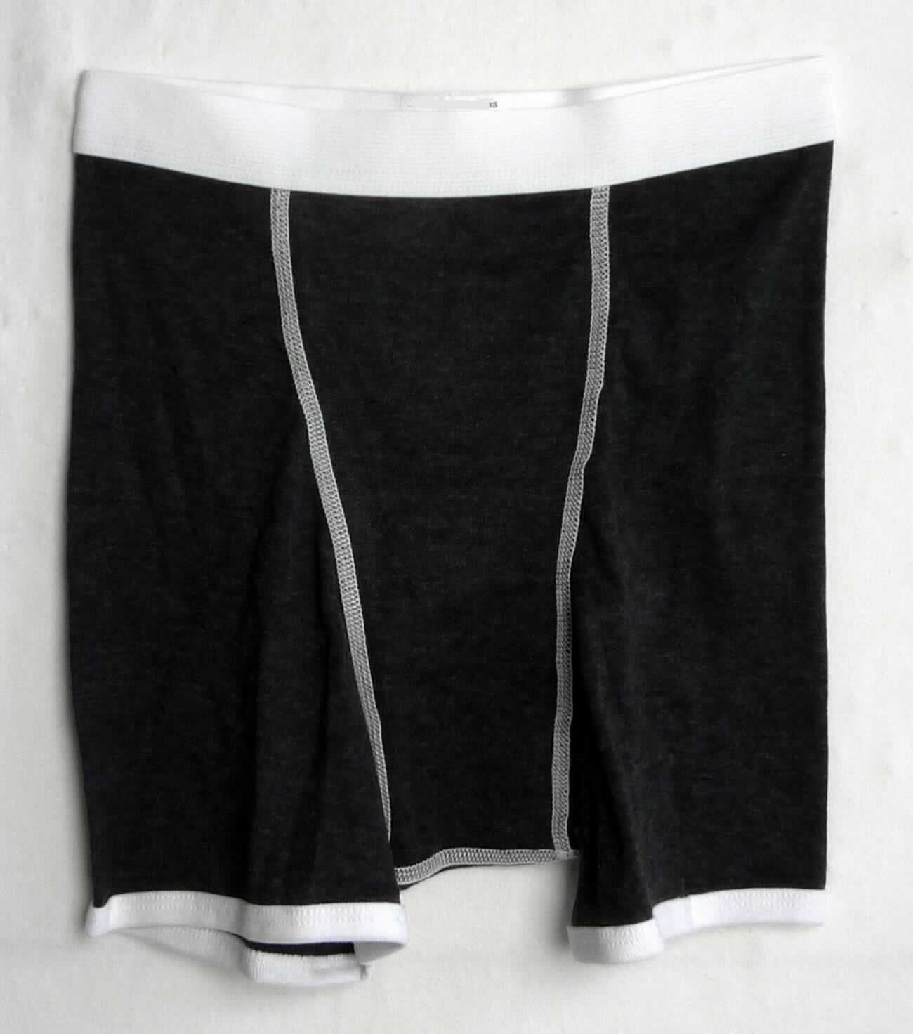 Unterhose, Art. 4443, Größe M, Foto siehe Anlage,
- in einem Polybeutel mit bedrucktem Pappeinleger verpackt,
- aus ca. 0,6 mm dicken, buntgewirkten Gewirken (melierte Garne) aus laut Antrag 50 % Baumwolle und 
  50 % Polyester (synthetische Chemiefasern), 
- in der Taille abschließend; mit einem ca. 3 cm breiten, elastischen Taillenbund aus Geweben aus Spinnstoffen,
- ohne Eingriff, ohne Öffnung und ohne Verschluss,
- aufgrund des Schnitts eindeutig als Männerkleidung erkennbar,
- mit kurzen Hosenbeinen; an den Beinabschlüssen mit kontrastfarbenen Randeinfassungen aus Gewirken aus 
  Spinnstoffen versehen.

"Unterhose, aus Gewirken, für Männer, aus Chemiefasern"