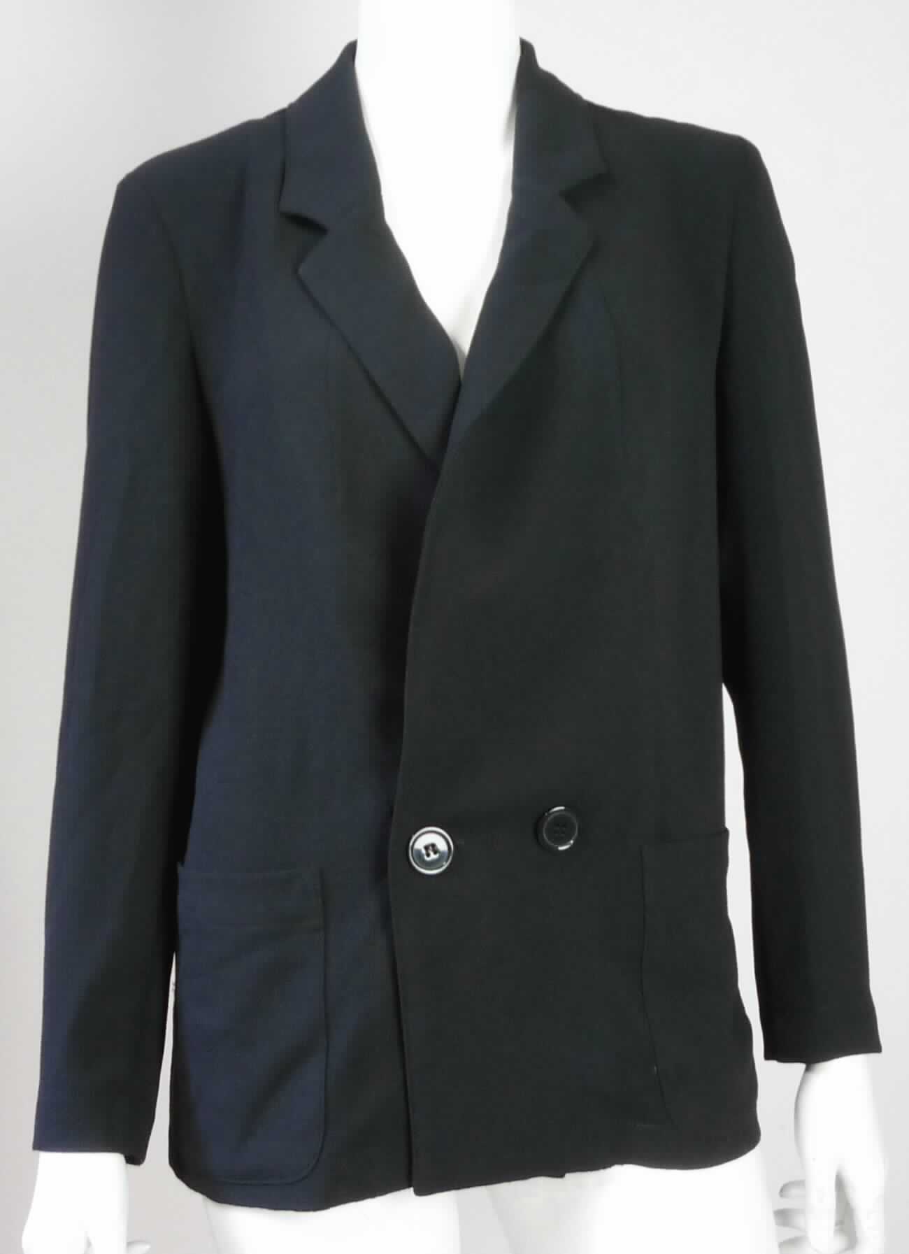 Jacke, sog. gewebter Blazer für Frauen, Art. RSACRP3235, Größe S, Foto siehe Anlage,
- aus ca. 0,7 mm dicken, einfarbigen Geweben aus laut Antrag 95 % Polyester und 5 % Elasthan (beides
  synthetische Chemiefasern),
- über die Taille reichend (Rückenlänge: ca. 67 cm),
- mit einem Reverskragen, 
- mit Brustabnähern gearbeitet (damit erkennbar Frauenkleidung),
- vorn mit einer durchgehenden Öffnung, die im Taillenbereich mit einem Knopf von links über rechts geschlossen 
  wird,
- mit langen Ärmeln, 
- vorn mit zwei aufgesetzten, offenen Taschen unterhalb der Taille, 
- keine Arbeits- und Berufskleidung.

"Jacke, aus Geweben, für Frauen, aus synthetischen Chemiefasern, keine Arbeits- und Berufskleidung"