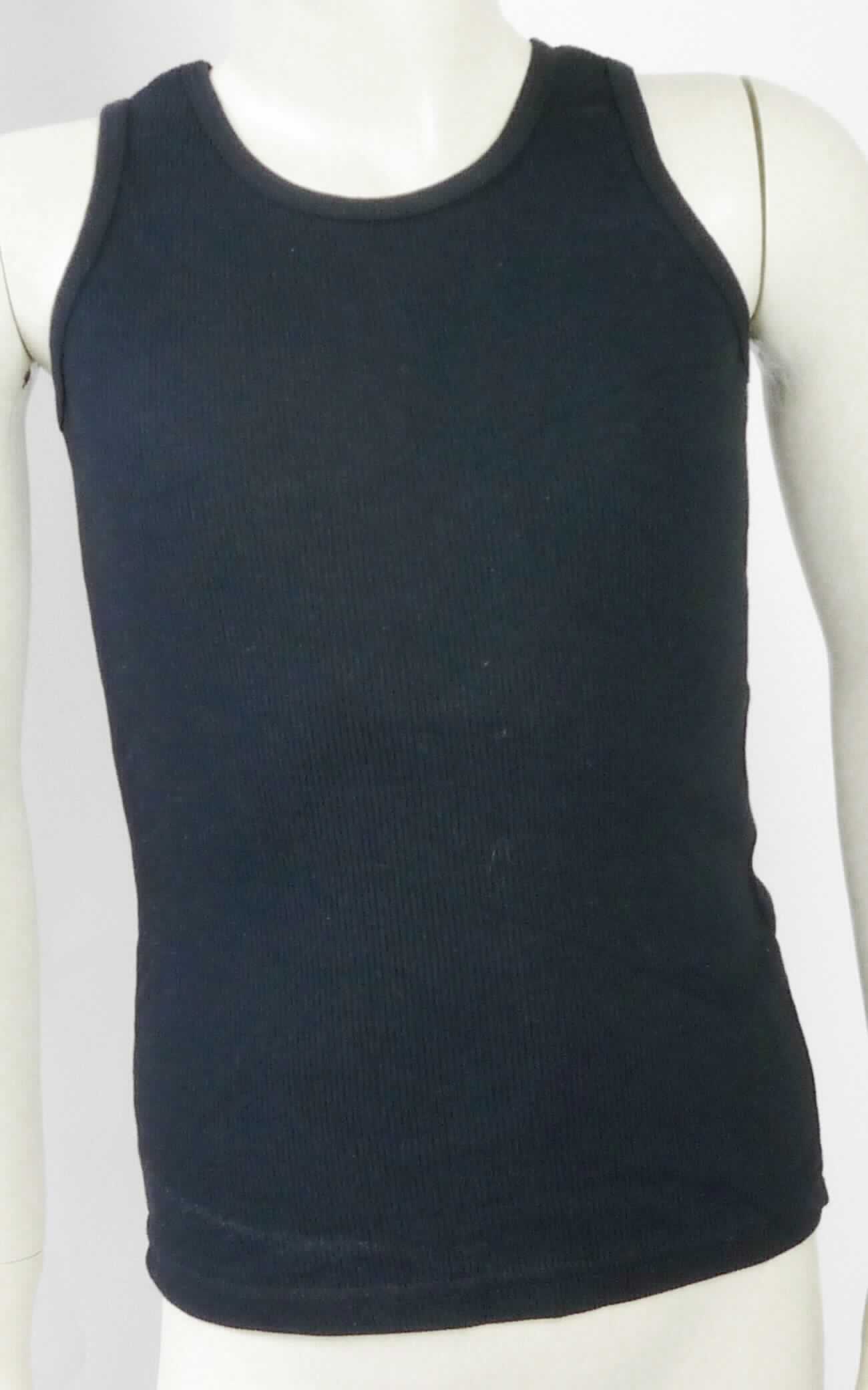 Klassisches Unterhemd, sog. Strick Trägertop für Mädchen, Art. 3108, Size 6 (entspricht Größe 116), Foto siehe Anlage,
- aus ca. 1 mm dicken, einfarbigen, gerippt gewirkten Gewirken aus laut Antrag 100 % Baumwolle,
- über die Taille reichend (Rückenlänge: ca. 45 cm),
- mit einem runden Ausschnitt,
- ohne Öffnung und ohne Verschluss,
- ärmellos,
- am Halsausschnitt und an den Armausschnitten mit Gewirkebändern eingefasst,
- am unteren Rand durch Umschlagen und Festnähen gesäumt.

"Unterhemd, aus Gewirken, aus Baumwolle"