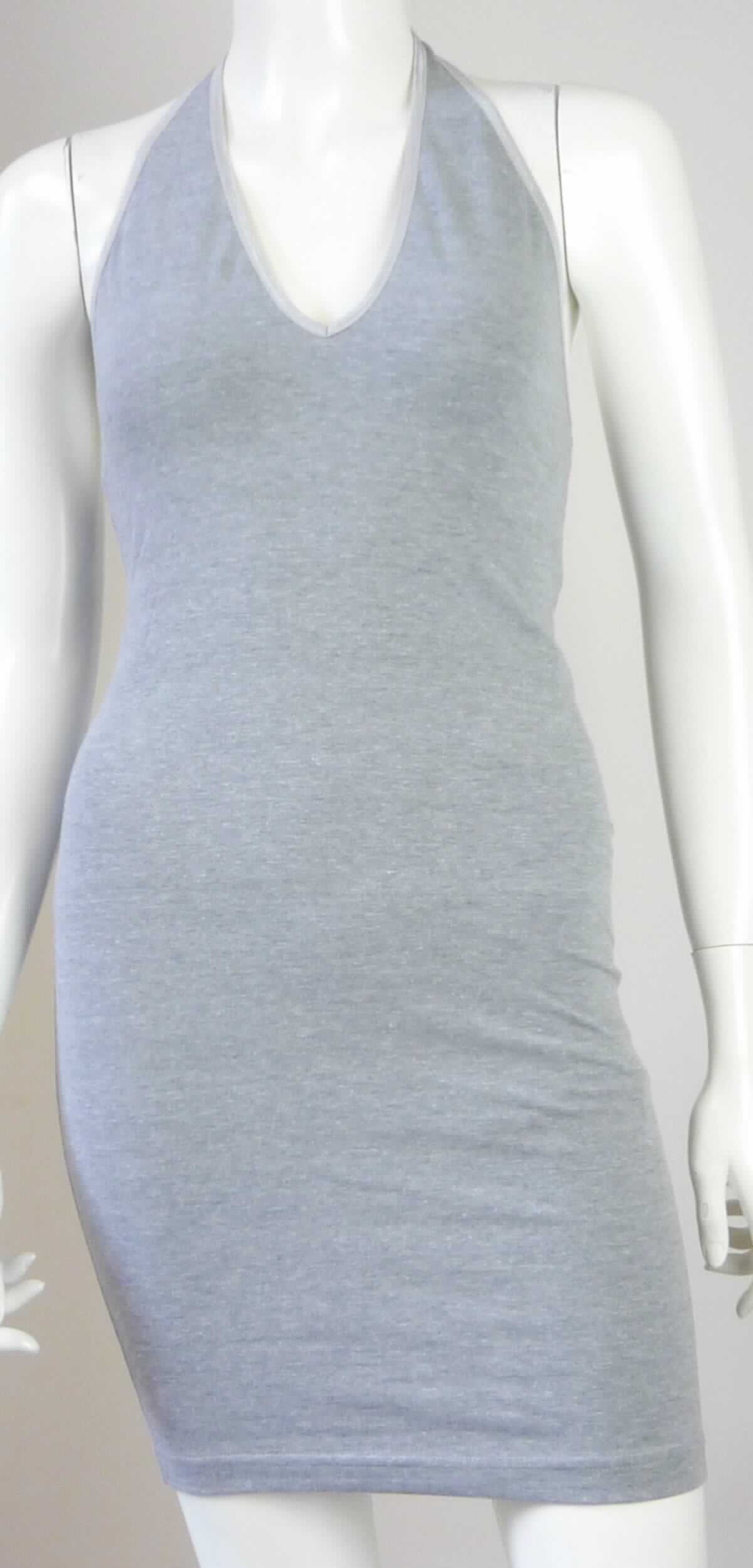 Kleid, sog. Strickkleid mit Nackenband für Frauen, Art. RSA8396, Größe L, Foto siehe Anlage,
- aus ca. 0,7 mm dicken, buntgewirkten Gewirken (melierte Garne) aus laut Antrag 46 % Polyester, 8 % Elastan 
  (beide synthetische Chemiefasern), 23 % Baumwolle, 23 % Viskose (künstliche Chemiefaser),
- über den Schritt reichend (Rückenlänge: ca. 86 cm),
- mit einem Nackenträger (sog. Neckholder),
- schulterfrei,
- ohne Öffnung und ohne Verschluss,
- am unteren Rand durch Umschlagen und Festnähen gesäumt, 
- kann aufgrund der Länge ohne ein weiteres, den Unterkörper bedeckendes Kleidungsstück getragen werden.

"Kleid, aus Gewirken, für Frauen, aus synthetischen Chemiefasern"