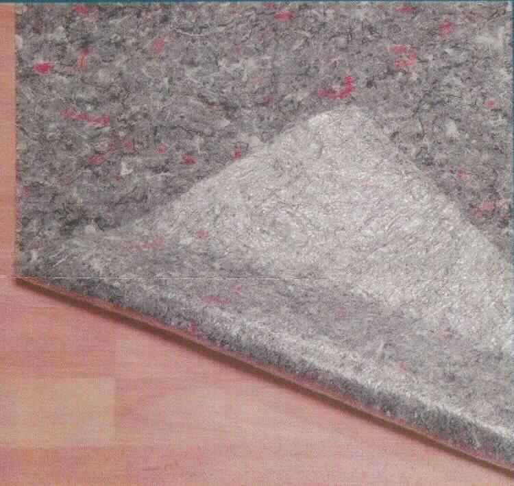 Nadelfilz, sog. Abdeckvlies, EAN: 2077654502134, Foto siehe Anlage, 
- in einer Kunststofffolie mit bedrucktem Papiereinleger verpackt,
- rechteckig zugeschnitten, laut Antrag in den Abmessungen (L x B): 1 m x 3,5 m,
- aus einem Nadelfilz aus Reißspinnstoffen (verschiedene Fasern), somit kein Vliesstoff der Position 5603,
- einseitig mit einer klarsichtigen Kunststofffolie (kein Zellkunststoff) versehen,
- mit einem Anteil an Spinnstoffen von über 50 GHT.

"Filz (Nadelfilz), mit Lagen versehen"