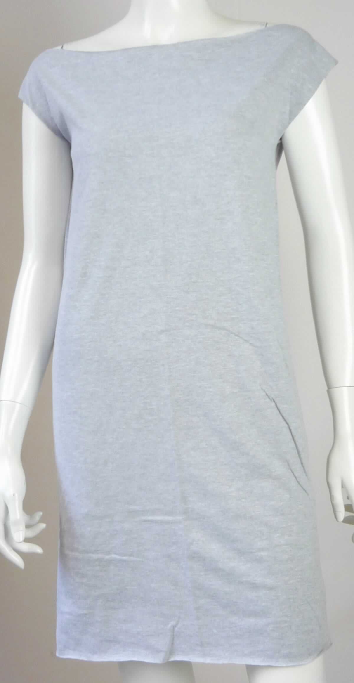 Kleid, sog. Strickkleid für Frauen, Art. 2386, Größe L, Foto siehe Anlage,
- aus ca. 0,6 mm dicken, buntgewirkten Gewirken (melierte Garne) aus lt. Antrag 90 % Baumwolle und 
  10 % Polyester (synthetische Chemiefasern), 
- über den Schritt reichend (Rückenlänge: ca. 86 cm),
- mit einem runden Halsausschnitt, 
- ohne Öffnung und ohne Verschluss,
- mit sehr kurzen Ärmeln (sog. überschnittene Schulter),
- am unteren Rand lediglich geschnitten,
- kann aufgrund der Länge ohne ein weiteres, den Unterkörper bedeckendes Kleidungsstück getragen werden.

"Kleid, aus Gewirken, für Frauen, aus Baumwolle"