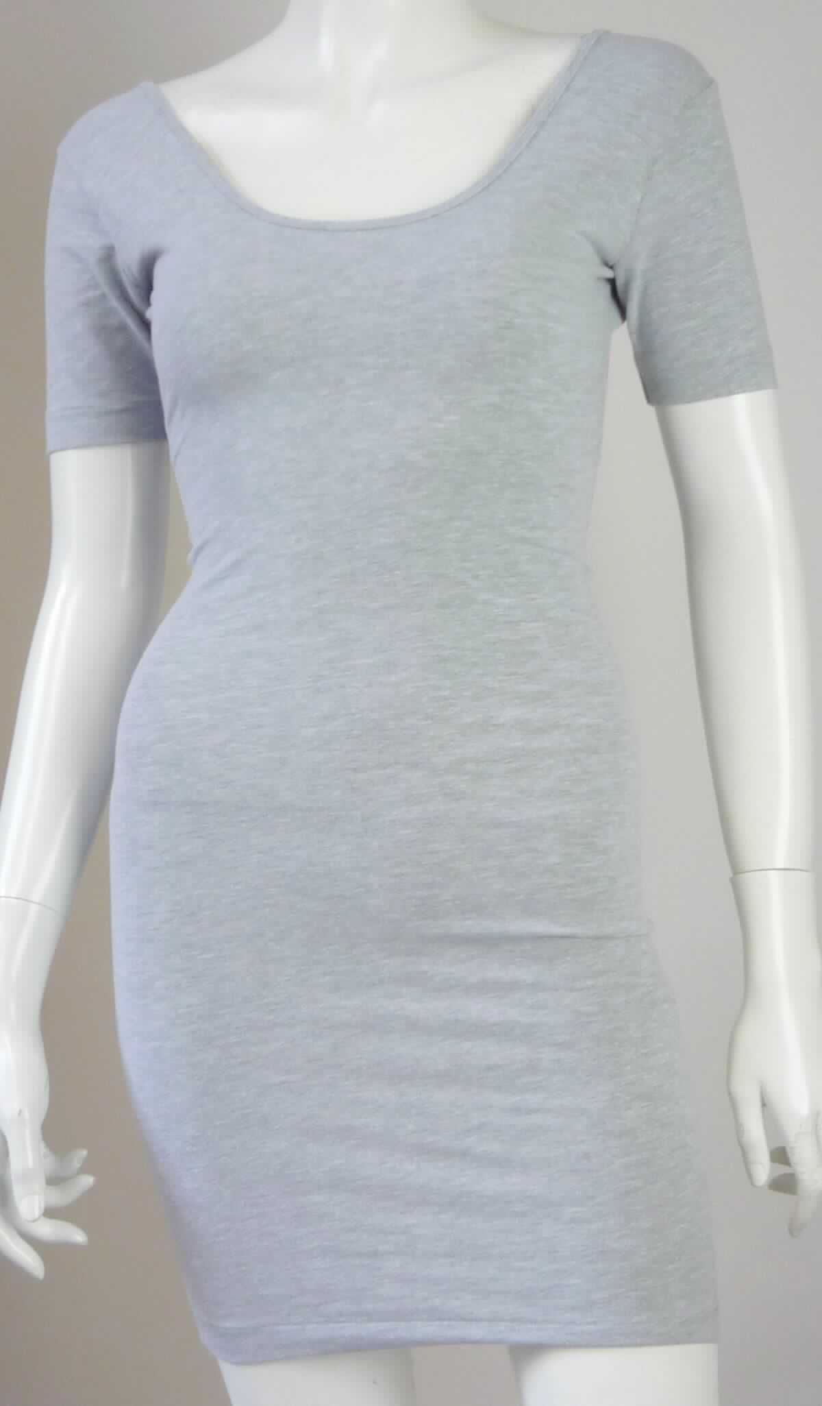 Kleid, sog. Strickkleid, Art. RSA8340, Größe M, Foto siehe Anlage,
- aus ca. 0,6 mm dicken, buntgewirkten Gewirken (melierte Garne) aus lt. Antrag 85 % Baumwolle sowie 
  10 % Polyester und 5 % Elasthan (beides synthetische Chemiefasern), 
- über den Schritt reichend (Rückenlänge: ca. 81 cm),
- mit einem runden Halsausschnitt, 
- ohne Öffnung und ohne Verschluss,
- mit kurzen Ärmeln,
- am unteren Rand durch Umschlagen und Festnähen gesäumt,
- kann aufgrund der Länge ohne ein weiteres, den Unterkörper bedeckendes Kleidungsstück getragen werden.

"Kleid, aus Gewirken, für Frauen, aus Baumwolle"