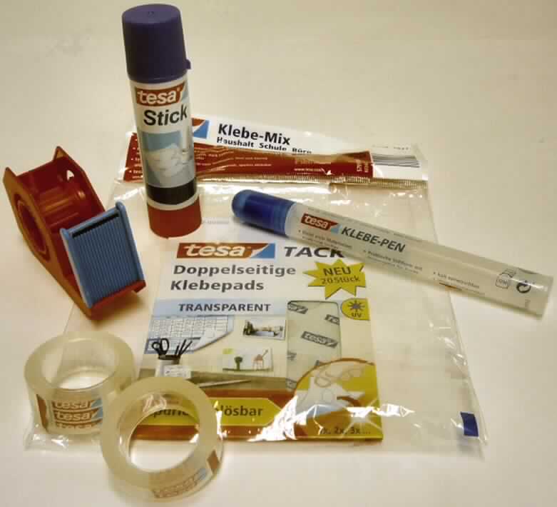 Angaben des Antragstellers: Klebe Mix
Klebe Mix bestehend aus:
- Klebe Stick
- Klebe Stift
- doppelseitige Klebepads
- 2 Rollen Klebefilm
- Klebefilmabroller

Feststellungen an einem Warenmuster:
Transparenter Verkaufsbeutel mit folgenden Inhalt:
Klebepen (20 g), Klebestick (20 g), 20 beidseitig klebende Klebepads, 2 Rollen Klebeband und einem Klebebandabroller.