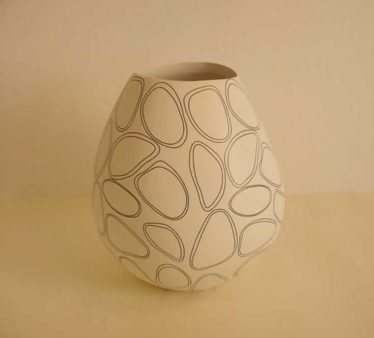 Keramischer Ziergegenstand, sog. Vase, Foto siehe Anlage,
- bauchige, annähernd runde Vase,
- innen glasiert, außen mit unregelmäßigen Kreisen musterartig bemalt,
- in unterschiedlichen Größen (laut Antrag):
- - mit einer Höhe von ca. 30 cm (Art. 5470160, 5480160, 5470091 und 5470304),
- - mit einer Höhe von ca. 50 cm (Art. 5471160, 5481160, 5471091 und 5471304),
- keramisches Erzeugnis, nach der Formgebung gebrannt, tonmineralhaltiges Material enthaltend, 
- aus anderer Keramik (nicht aus Porzellan, gewöhnlichen Ton, Steingut oder feine Erden),
- ohne Hinweise auf Handarbeit. 

"Keramischer Ziergegenstand, aus anderer Keramik als Porzellan, gewöhnlicher Ton, Steingut oder feine Erden,
 nicht handgearbeitet"