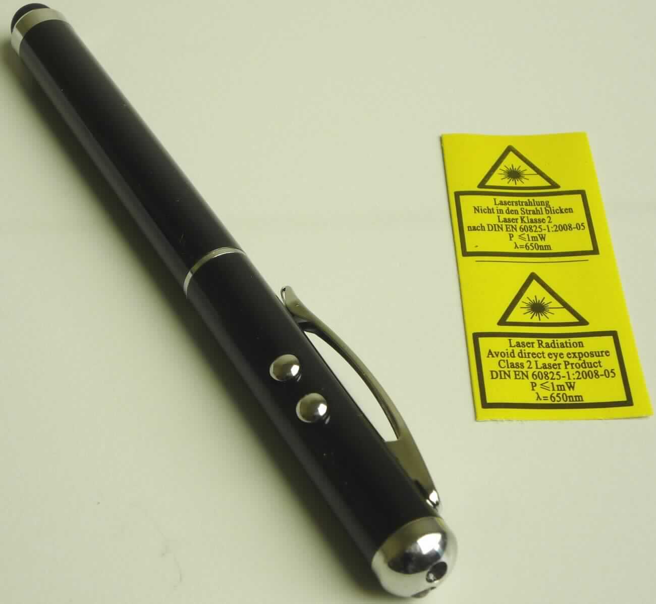 Sog. Laserpointer, Art. Nr. 12816, in Form einer zusammengesetzten Ware, im Wesentlichen bestehend aus einem roten Laserpointer (charakterbestimmender Bestandteil in Bezug auf die Verwendung und den Wert), einer LED-Leuchte, sowie einem Touchpen, drei Knopfzellenbatterien Typ LR41, die alle in einem ca. 12,2 cm langen und kugelschreiberähnlichen Gehäuse, integriert sind.

Seitlich am Gehäuse befinden sich eine Klammer und zwei Funktionsknöpfe, von denen einer den Laserpointer, der andere die LED-Leuchte, durch Drücken- und Halten, aktiviert. Laserausgang und LED-Leuchte befinden sich im Kopfteil des Gehäuses. Das Endteil weist eine schwarze, gummierte Spitze auf, mit der ein kratzfreies Bedienen einer Bildschirmoberfläche möglich ist.

Das Gerät ist zusammen mit einer Bedienungsanleitung (De-minimis-Regel) in einer Schachtel aus Pappe verpackt.

Abbildung: Siehe Anlage

Die Ware wird als "Laser, ausgenommen Laserdioden" erfasst eingereiht.