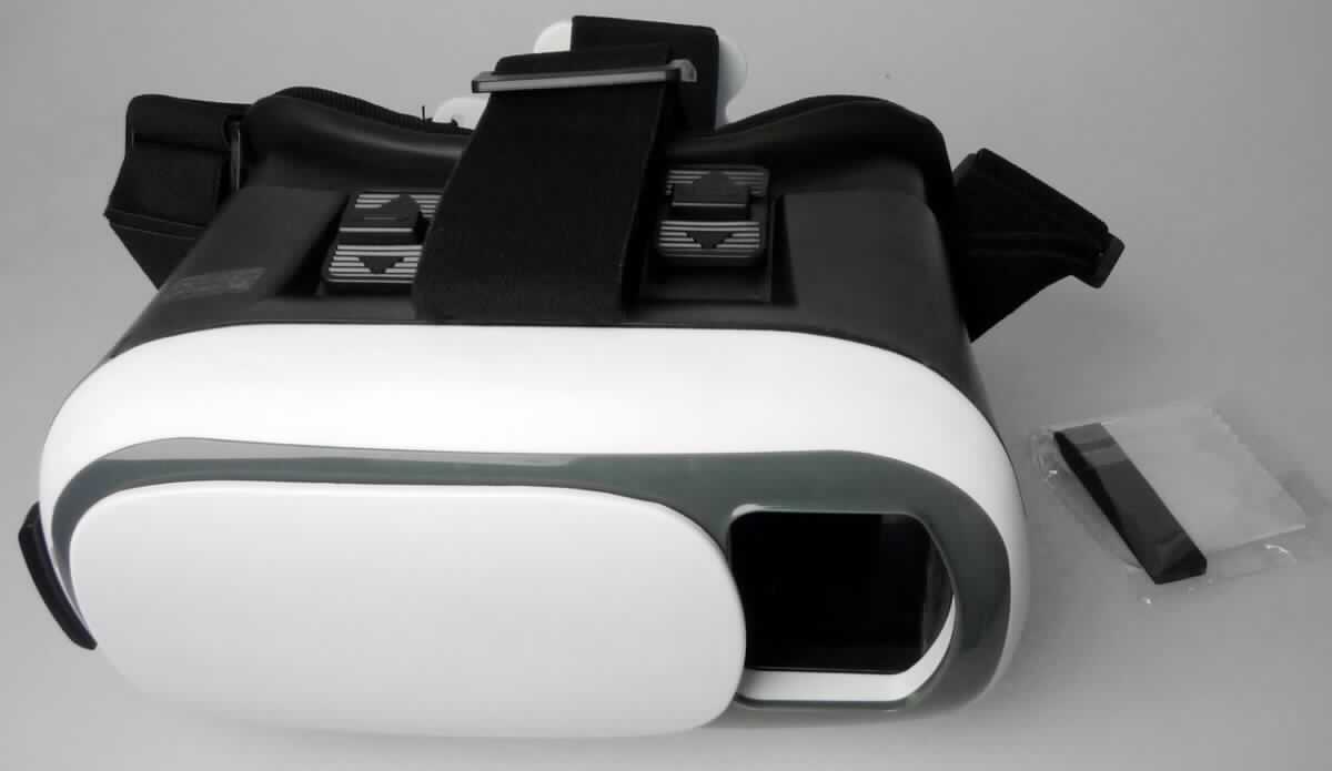 Sog. Virtual Reality-Brille für Smartphones (Artikel Nr. 809-00.001), im Wesentlichen bestehend aus einer brillenähnlichen Kunststoff-Trägerkomponente mit Elastikband und mit einem Einschub zum Einlegen des Telefons sowie zwei justierbaren optischen Linsen aus Kunststoff  in Form einer Warenzusammenstellung in Aufmachung für den Einzelverkauf bestehend aus einer Bedienungsanleitung, einem Reinigungs- und einem Putztuch sowie Klebepads verpackt in einem Pappkarton (äußere Form siehe Abblildung in der Anlage). Die brillenähnliche Kunststoff-Trägerkomponente verleiht der Warenzusammenstellung ihren Charakter.
Das Gerät dient zum Betrachten von auf Smartphone abgespielten Bildern oder Videos im 3D-Format.

Die Ware wird als "brillenähnliche Ware, keine Sonnenbrille, mit Brillengläsern aus Kunststoffen" eingereiht.