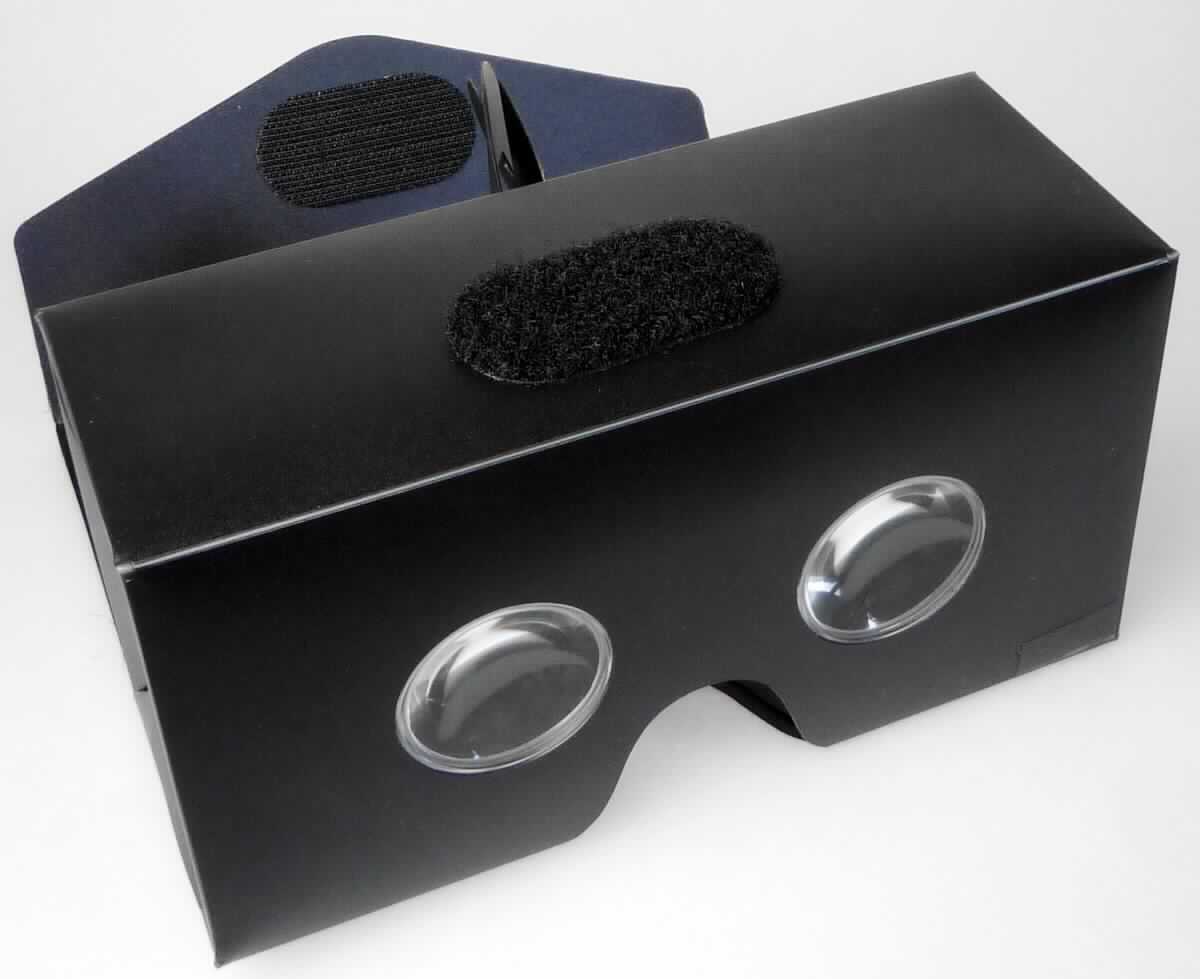 Sog. VR-Brille für Smartphones aus Kunststoff Art.Nr. 806-00.001, im Wesentlichen bestehend aus einer noch nicht zusammengefalteten, brillenähnlichen Vorrichtung aus Kunststofff mit zwei optischen Kunststofflinsen. Nach dem Zusammenfalten des Kunststoffteils (unfertige Ware) dient die Vorrichtung zum Betrachten von auf Smartphones abgespielten Videos im 3D-Format (äußere Forme siehe Abblildung in der Anlage).

Die in einem Pappkarton verpackte Ware wird als "brillenähnliche Ware, keine Sonnenbrille, mit Brillengläsern aus Kunststoffen" eingereiht.