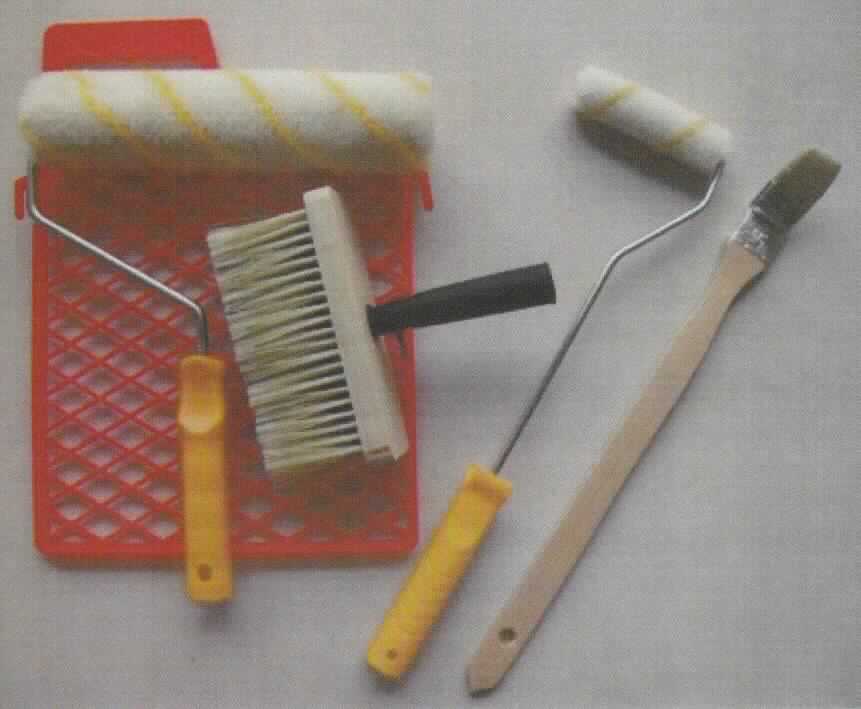 Es handelt sich um eine Warenzusammenstellung in Aufmachung für den Einzelverkauf, sog. "Maler-Set 7-tlg." (EAN: 2077652019603, Order no.: 220.220), bestehend aus 
- zwei noch nicht zusammengesetzten Walzen/Rollern zum Anstreichen (jeweils mit Metallbügel, gelbem Kunststoffgriff und Polyacrylwalze; Walzenbreite: 10 und 25 cm),
- einem Pinsel zum Anstreichen mit Holzgriff und Schweineborsten,
- einer Bürste zum Anstreichen mit Holzfassung, Kunststoffborsten sowie schwarzem Kunststoffgriff und
- einem Abstreifgitter für die Farbe aus rotem Kunststoff.

Das zum Malern dienende Set ist gemeinsam für den Einzelverkauf aufgemacht.

Die Roller bestimmen aufgrund des Wertes den Charakter der Warenzusammenstellung.

Sie ist als "Roller zum Anstreichen" einzureihen.