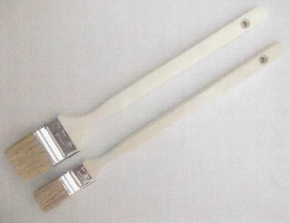 Bei der als "Pinsel-Set für Heizkörper, 2tlg." (EAN: 2077652021996, Order-Nr.: 220.219) bezeichneten Ware handelt es sich um zwei verschiedene Flachpinsel zum Auftragen von Farbe bzw. Lack. 
Die gemeinsam aufgemachten Pinsel bestehen jeweils aus einem langen Stiel aus Holz, einer Zwinge aus Metall und Borsten als Einzugsmaterial (mit 35 mm bzw. 60 mm Breite).

Die Pinsel sind jeweils als "Pinsel, zum Auftragen von Anstrichfarben, Lack oder dergleichen" einzureihen.