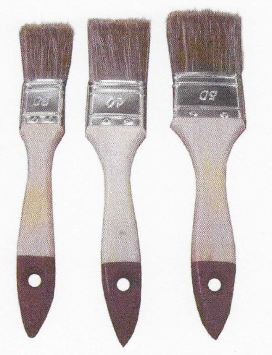 Bei dem Pinsel-Set der EAN-Nummer 2077652011478 und Ordernummer 220.218 handelt es sich um drei Pinsel zum Anstreichen und Lackieren mit einem am oberen Ende spitz zulaufenden Stiel mit Aufhängeöse. Am anderen Ende des Stiels befindet sich eine Metallzwinge, in der das Einzugsmaterial eingearbeitet ist.

In dem aufgemachten Set befinden sich Pinsel mit einer Kopfbreite von 30 mm, 40 mm und 50 mm.

Die Ware ist als "Pinsel, zum Auftragen von Anstrichfarben, Lack oder dergleichen" einzureihen.