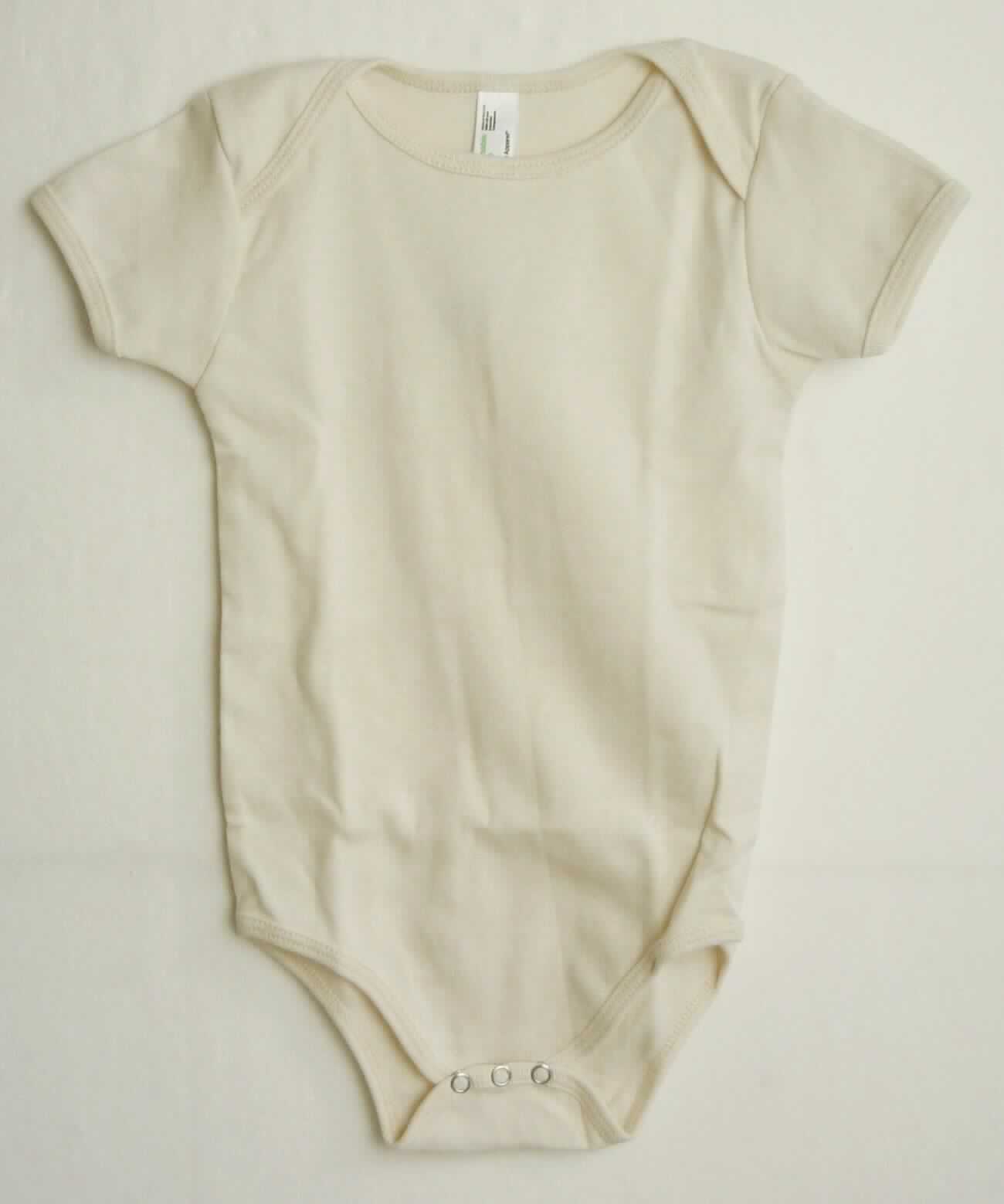Einteilige Unterwäsche, sog. Strick Pyjama für Kleinkinder, Art. 4001ORG, für Kinder von 1-2 Jahren (entspricht Größe 86/92), Foto siehe Anlage,
- aus ca. 0,7 mm dicken, einfarbigen Gewirken aus laut Antrag 100 % Baumwolle,
- einteilig; den Rumpf bedeckend, 
- mit einem runden Halsausschnitt,
- mit Schulterüberlappung (sog. amerikanischer Schlupf), ohne Hinweise auf den Trägerkreis (unisex),
- mit kurzen Ärmeln,
- mit einer Schrittöffnung mit Druckknopfverschluss,
- aufgrund der Doppelgröße 86/92 keine Einreihung als Kleidung für Kleinkinder.


"Unterwäsche (Body), aus Gewirken, für Mädchen, andere als in den Unterpositionen 6108 11 bis 6108 39 
 genannte, aus Baumwolle"