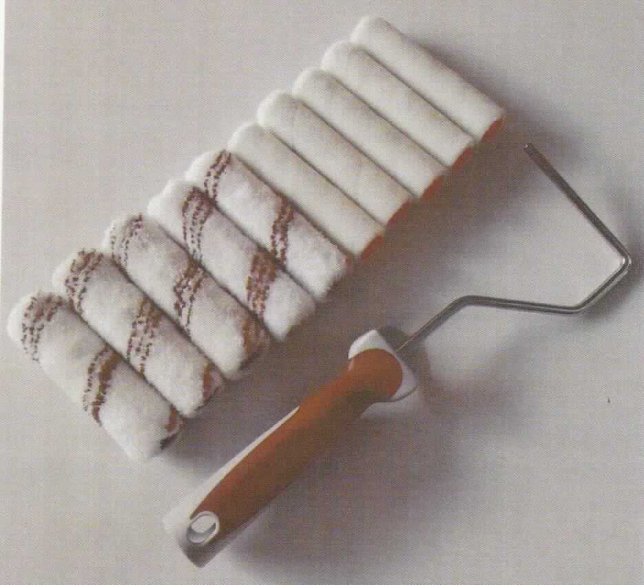 Bei der als "Lasur-Kleinroller-Set 11-tlg" (EAN: 2077652022047, Order-Nr.: 220.214) bezeichneten Ware handelt es sich um eine Warenzusammenstellung in Aufmachung für den Einzelverkauf, bestehend aus 
- insgesamt zehn Farbwalzen und
- einem noch nicht mit der Farbwalze zusammengesetzten Roller (10 cm langer Bügel zur Aufnahme der Rollen, mit Handgriff) zum Anstreichen. 
Die Farbwalzen (5 mit Microfaser und 5 mit Velour überzogen) sind für Lasuren bestimmt und haben eine Breite von ca. 10 cm. 

Da ein charakterbestimmender Bestandteil nicht ermittelbar ist, wird die Warenzusammenstellung in die letztgenannte Position der in Betracht kommenden Positionen eingereiht.

Das Set ist in einer PET ClamShell-Verpackung aufgemacht.

Die Warenzusammenstellung wird als "Roller zum Anstreichen" eingereiht.