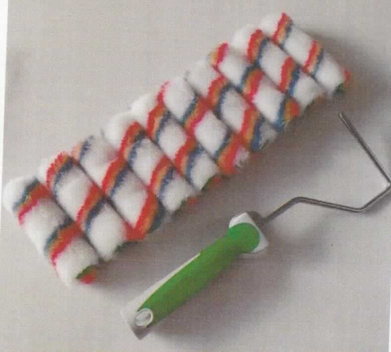 Bei der als "Kleinroller-Set 11-tlg., EAN: 2077652022030, Order no. 220.213" bezeichneten Ware handelt es sich um eine Warenzusammenstellung in Aufmachung für den Einzelverkauf, bestehend aus einem noch nicht mit der Farbwalze zusammengesetzten Malerroller (Griff mit Teleskopbügel) zum Anstreichen und insgesamt 10 Farbwalzen. 
 
Da ein charakterbestimmender Bestandteil nicht ermittelbar ist, wird die Warenzusammenstellung in die letztgenannte Position der in Betracht kommenden Positionen eingereiht.

Das Set ist in einer PET ClamShell-Verpackung verpackt. 

Die Warenzusammenstellung ist als "Roller zum Anstreichen" einzureihen.