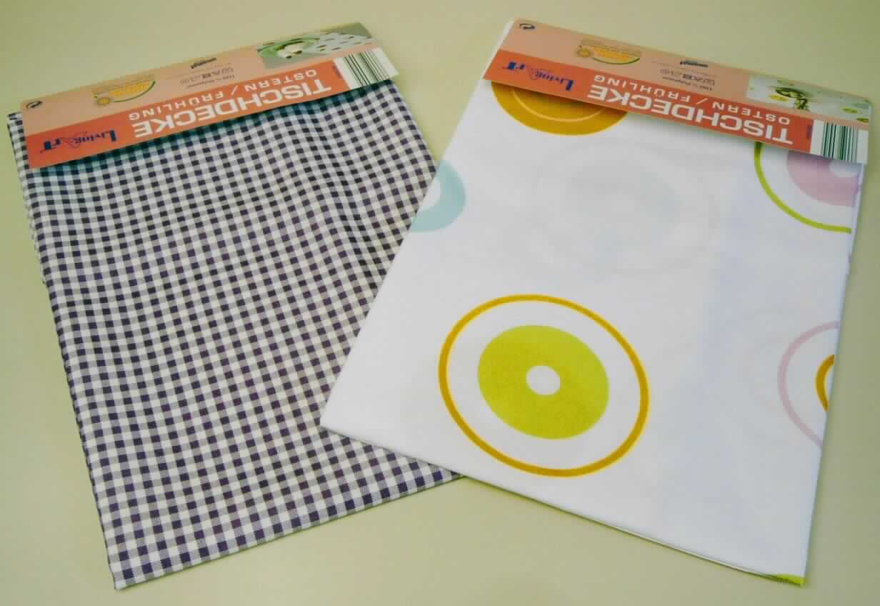 Tischwäsche, sog. Tischdecke Ostern/Frühling, Art. 288229, Foto siehe Anlage,
- in zwei unterschiedlichen Varianten vorliegend,
- in einem Polybeutel mit bedrucktem Pappeinleger verpackt,
- quadratisch; laut Antrag in den Abmessungen: 90 cm x 90 cm,
- aus einem ca. 0,5 mm dicken, buntgewebten bzw. buntbedruckten Gewebe aus laut Antrag 100 % Polyester 
  (synthetische Chemiefasern),
- an den Rändern gesäumt (somit konfektioniert),
- wird laut Antrag üblicherweise gewaschen und kennzeichnet sich aufgrund des Materials und des 
  Verwendungszwecks als Tischwäsche.

"Tischwäsche, aus Spinnstoffen, aus Geweben, aus Chemiefasern"