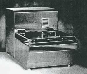 Physikalisches Untersuchungsgerät, so genanntes Compact Film Thickness Measurement Tool, in Form eines Gerätesystems, das im Wesentlichen aus einem mit optischem Messkopf, Mikroskop, Lampe für weißes breitbandiges Licht, Spektrometer und einen PC zur Systemsteuerung, Messdatenaufnahme, Kalkulation und Ergebnisanzeige besteht. Die Systemkomponenten sind über Kabel miteinander verbunden und bilden eine funktionelle Einheit (äußere Form: siehe Abbildung in der Anlage).
Die Ware dient zur Analyse der Waferoberfläche (Schichtdicke). Zur Messung werden die Messproben (Wafer) mit Licht bestrahlt. Das eingestrahlte Licht wird von den Wafern in Abhängigkeit von der Wellenlänge unterschiedlich stark reflektiert. Mit Hilfe der gemessenen und daraus berechneten Reflektivität kann die tatsächliche Schichtdicke ermittelt werden.
Die Ware wir als "anderes als in den HS-Unterpositionen 9027 10 bis 9027 30 genanntes Gerät für physikalische Untersuchungen, optische Strahlen verwendend" eingereiht