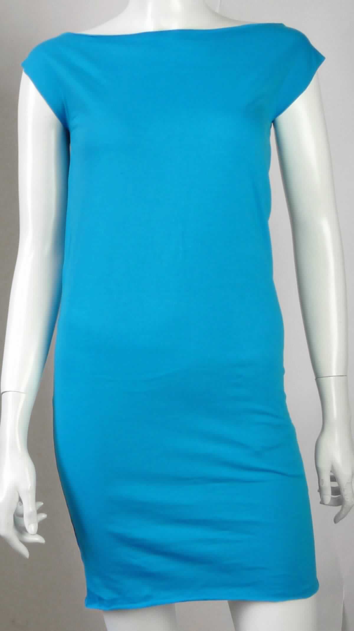 Kleid, sog. Strickkleid für Frauen, Art. 2386, Größe S, Foto siehe Anlage,
- aus ca. 0,5 mm dicken, einfarbigen Gewirken aus lt. Antrag 100 % Baumwolle, 
- über den Schritt reichend (Rückenlänge: ca. 84 cm),
- mit einem runden Halsausschnitt, 
- ohne Öffnung und ohne Verschluss,
- mit sehr kurzen Ärmeln (sog. überschnittene Schulter),
- am unteren Rand lediglich geschnitten,
- kann aufgrund der Länge ohne ein weiteres, den Unterkörper bedeckendes Kleidungsstück getragen werden.

"Kleid, aus Gewirken, für Frauen, aus Baumwolle"