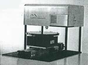 Physikalisches Untersuchungsgerät, so genanntes Compact Film Thickness Measurement Tool, in Form eines Gerätesystems, das im Wesentlichen aus einem mit optischem Messkopf, Mikroskop, Lampe für weißes breitbandiges Licht, Spektrometer und einen PC zur Systemsteuerung, Messdatenaufnahme, Kalkulation und Ergebnisanzeige besteht. Die Systemkomponenten sind über Kabel miteinander verbunden und bilden eine funktionelle Einheit (äußere Form: siehe Abbildung in der Anlage).
Die Ware dient zur Analyse der Waferoberfläche (Schichtdicke). Zur Messung werden die Messproben (Wafer) mit Licht bestrahlt. Das eingestrahlte Licht wird von den Wafern in Abhängigkeit von der Wellenlänge unterschiedlich stark reflektiert. Mit Hilfe der gemessenen und daraus berechneten Reflektivität kann die tatsächliche Schichtdicke ermittelt werden.
Die Ware wir als "anderes als in den HS-Unterpositionen 9027 10 bis 9027 30 genanntes Gerät für physikalische Untersuchungen, optische Strahlen verwendend" eingereiht