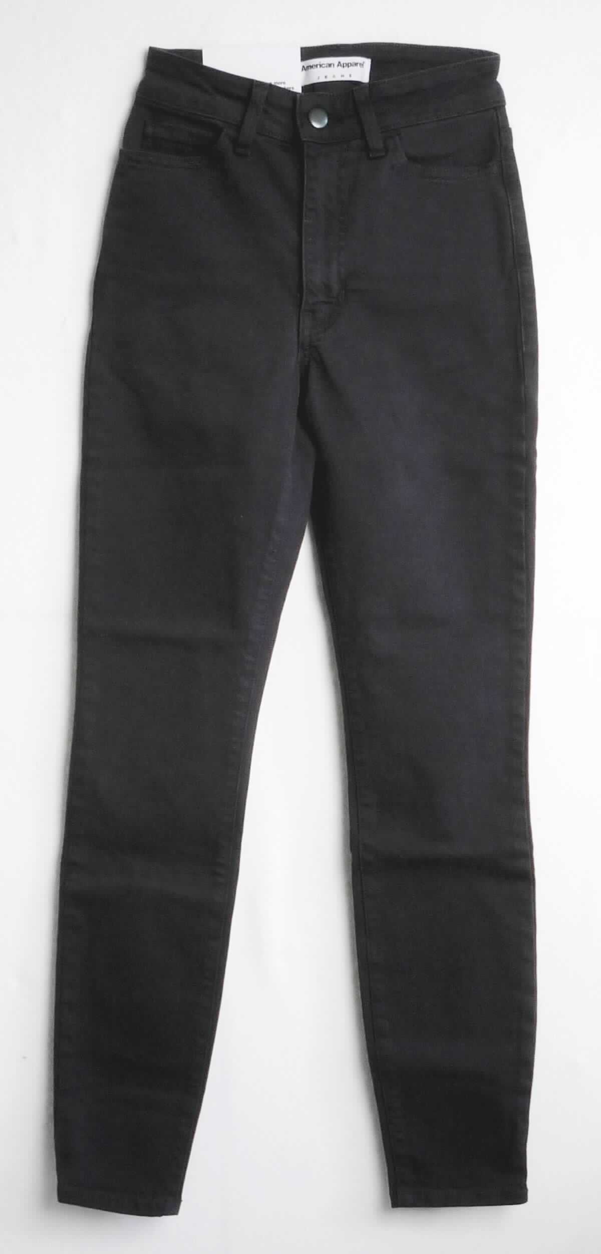 Lange Hose, sog. Gewebte Jeanshose für Frauen, Art. RSADS300, Größe 24, Foto siehe Anlage,
- aus ca. 0,9 mm dicken, einfarbigen Geweben (kein Denim) aus laut Antrag 91 % Baumwolle, 7 % Polyester und 
  2 % Elasthan (beides synthetische Chemiefasern),
- in der Taille abschließend, mit einem ca. 4 cm breiten, angesetzten Bund mit Gürtelschlaufen,
- vorn mit einer Öffnung mit Reißverschluss, verdeckt durch eine Patte mit Knopfverschluss im Taillenbund 
  von links auf rechts (Männerkleidung), 
- vorn mit zwei eingesetzten, offenen Taschen und einer kleinen, aufgesetzten Tasche sowie mit zwei aufgesetzten, 
  offenen Gesäßtaschen,
- mit knöchellangen Hosenbeinen; an den Beinabschlüssen durch Umschlagen und Festnähen gesäumt,
- keine Arbeits- und Berufskleidung.

"Lange Hose, aus Geweben, für Männer, aus Baumwolle, keine Arbeits- und Berufskleidung, andere als in den
 Unterpositionen 6203 4231 und 6203 4233 genannte"