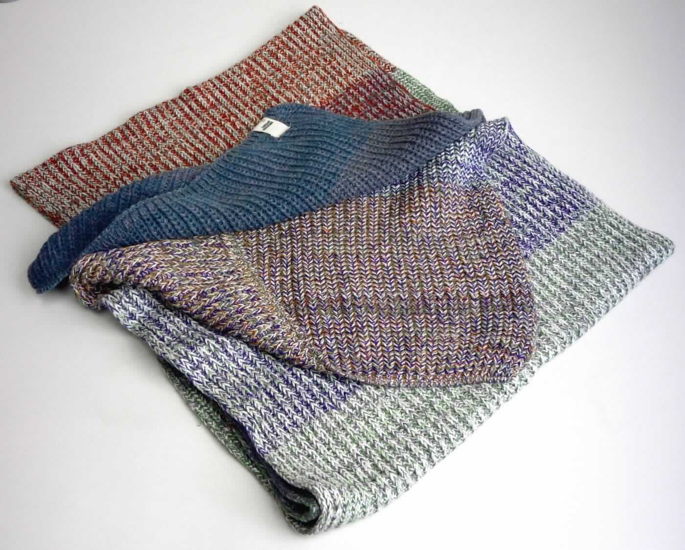 Schal, sog. Strickschal für Frauen, Art. RSAKWSFF-MB, Foto siehe Anlage,
- rechteckig, in den Abmessungen: ca. 40 cm x 195 cm,
- aus ca. 3,4 mm dicken, buntgewirkten Gestricken aus lt. Antrag 39 % Baumwolle, 21 % Wolle,  9 % Kaschmir 
  (feine Tierhaare), 10 % Viskose (künstliche Chemiefasern), 7 % Acryl, 7 % Nylon und 7 % Polyester 
  (alles synthetische Chemiefasern),
- als Einzelstück abgepasst gestrickt (somit konfektioniert).

"Anderes konfektioniertes Bekleidungszubehör (Schal), aus Gestricken"