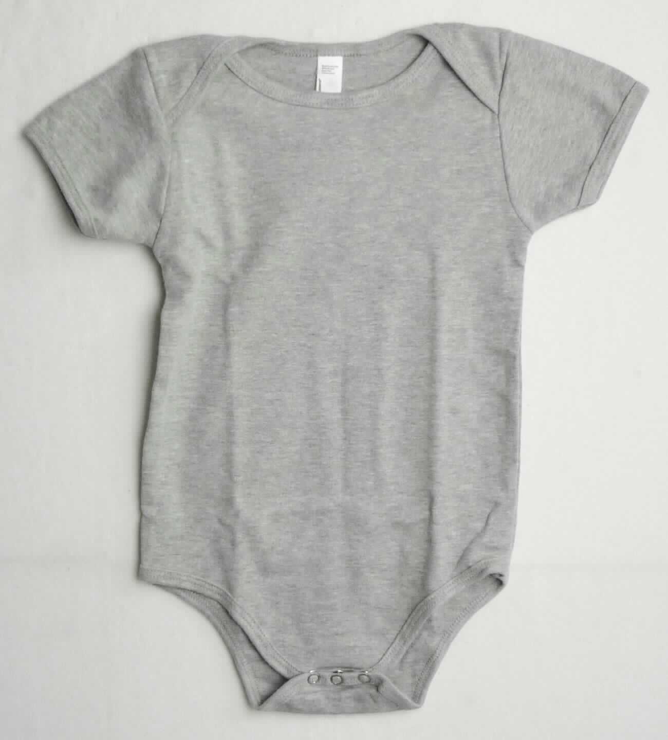 Einteilige Unterwäsche, sog. Strick Pyjama für Kleinkinder, Art. 4001, für Kinder von 1-2 Jahren (entspricht 
Größe 86/92), Foto siehe Anlage,
- aus ca. 0,7 mm dicken, buntgewirkten Gewirken aus laut Antrag 90 % Baumwolle und 10 % Polyester 
  (synthetische Chemiefasern),
- einteilig; den Rumpf bedeckend, 
- mit einem runden Halsausschnitt,
- mit Schulterüberlappung (sog. amerikanischer Schlupf), ohne Hinweise auf den Trägerkreis (unisex),
- mit kurzen Ärmeln,
- mit einer Schrittöffnung mit Druckknopfverschluss,
- aufgrund der Doppelgröße 86/92 keine Einreihung als Kleidung für Kleinkinder.


"Unterwäsche (Body), aus Gewirken, für Mädchen, andere als in den Unterpositionen 6108 11 bis 6108 39 
 genannte, aus Baumwolle"