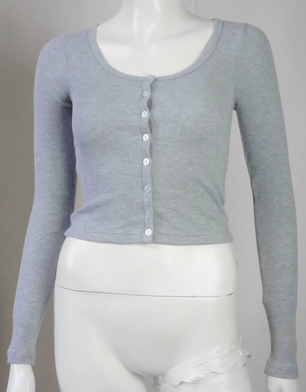 Hemdbluse, sog. Strick langarm Shirt mit Knöpfen für Frauen, Artikelnummer RSA3306, Größe XS, Foto siehe Anlage,
- aus ca. 0,8 mm dicken, buntgewirkten, gerippt gewirkten Gewirken (melierte Garne) aus laut Antrag 
  90 % Baumwolle und 10 % Polyester (synthetische Chemiefasern); mit durchschnittlich mehr als 10 Maschen 
  in jeder Richtung je linearen Zentimeter,
- über die Taille reichend (Rückenlänge: ca. 42 cm),
- mit einem runden Halsauschnitt,
- vorn mit einer durchgehenden Öffnung mit Knopfverschluss von rechts über links (Frauenkleidung),
- mit langen Ärmeln,
- den Hemden für Männer entsprechend zugeschnitten,
- am unteren Rand durch Umschlagen und Festnähen gesäumt,
- erfüllt die Merkmale zur Einreihung als Hemdbluse, somit keine Ware der Position 6114.

"Hemdbluse, aus Gewirken, für Frauen, aus Baumwolle"