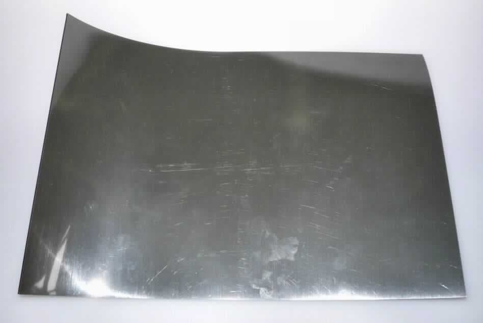 Angaben des Antragstellers: Flexo-Platte
Flächenerzeugnis in regelmäßiger geometrischer Form oder auf Rollen, bestehend aus einem Polyesterträger mit Elastomerbeschichtung.

Feststellungen an einem Warenmuster:
Schwarze, rechteckige Matte, bestehend aus einer Trägerfolie (Polyester) und einer Beschichtung aus zwei Lagen EPDM-Kautschuk.

Nach dem Umfang ist die Vollkautschuklage charakterverleihend.

Befund:
Platte aus Vollkautschuk der Unterposition 4008 2190