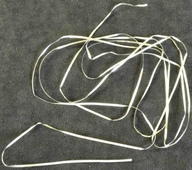 Kupferband, silberplattiert

Bei der  Ware handelt es sich um ein massives, metallisches Flacherzeugnis (Band) mit einem über die gesamte Länge gleichbleibenden, annähernd rechteckigen Querschnitt (ca. 1,524 mm x 0,124 mm). Die Ware wird in Rollen gehandelt und dient als elektrischer Leiter bei der Herstellung von Solarmodulen.
Nach den Angaben besteht das Erzeugnis aus 3 Lagen unterschiedlicher Dicke. Bei den Lagen handelt es sich um eine mittlere, dicke Lage aus raffiniertem Kupfer, die auf einer Seite eine Zinn/Silber-Legierung und auf der anderen Seite eine Lage aus reinem Silber aufweist. Die beiden äußeren Lagen sind durch Walzen (Plattieren) aufgebracht.

Zolltariflich handelt es sich bei dem Erzeugnis um eine Silberplattierung auf unedlen Metallen in Form von Halbzeug (Band).