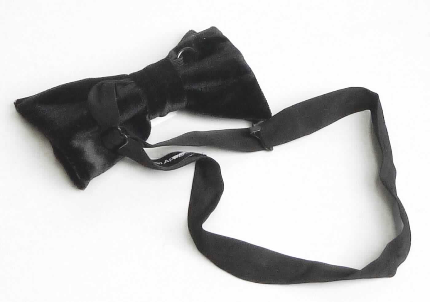 Schleife, sog. Unisex gewebte Fliege, Art. RSA0511, Foto siehe Anlage,
- in Form einer Schleife (Querbinder); in den Abmessungen: ca. 11 cm x 6 cm (L x B),
- zweilagig gearbeitet; aus ca. 0,3 mm dicken, einfarbigen Samtgeweben aus laut Antrag 90 % Polyester und 
  10 % Elasthan (beides synthetische Chemiefasern),
- durch Nähen in Form einer "Fliege" konfektioniert,
- wird mit einem angenähten, doppellagig gearbeiteten Band am Hals befestigt,
- ohne Hinweise auf Handarbeit.


"Schleife (Querbinder), aus Geweben, aus Chemiefasern, nicht handgearbeitet"