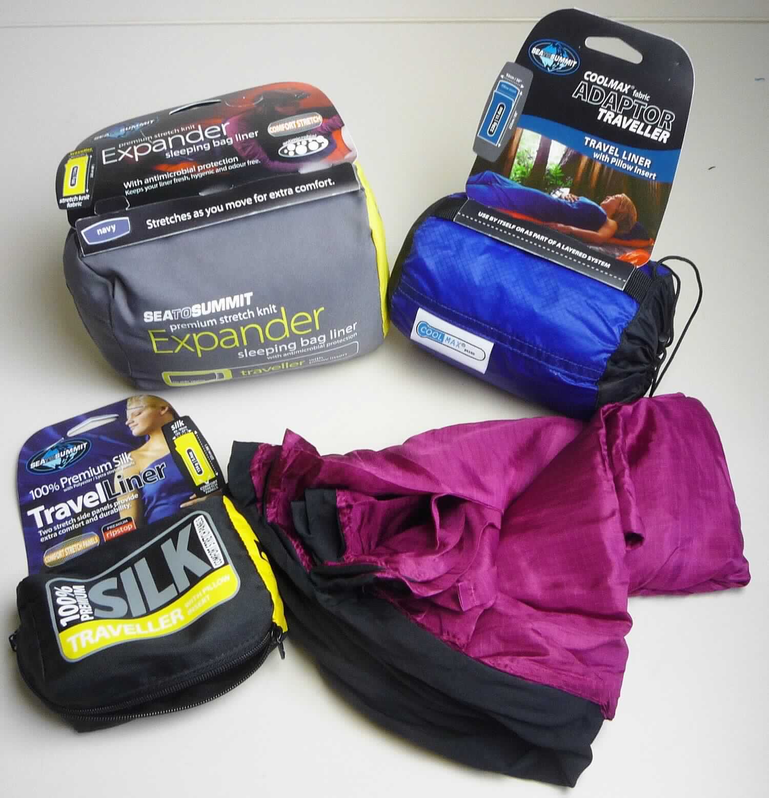 Bettwäsche, sog. Innenschlafsack/Reisebettzeug, Foto siehe Anlage,
- in einem Reißverschlussbeutel verpackt und an einem bedruckten Pappetikett aufgehängt,
- flachliegend rechteckig, mit den Abmessungen von laut Antrag 85 cm x 225 cm,
- aus ca. 0,1 mm dicken, einfarbigen Geweben aus laut Antrag 100 % Seide, mit ca. 6 cm breiten Seitenteilen aus
  ca. 0,4 mm dicken, einfarbigen Gewirken aus laut Antrag Chemiefasern,
- zu einem Schlafsack zusammengenäht, an einer Schmalseite offen und mit einem länger gearbeiteten
  Rückteil, das mit einem umgeschlagenen und festgenähten "Kopfkissenteil" endet,
- durch Zusammennähen konfektioniert,
- wird laut Antrag als "Innenschlafsack" bzw. als Bettzeug z. B. auf Reisen verwendet,
- wird üblicherweise gewaschen und kennzeichnet sich nach dem Verwendungszweck und der Material-
  beschaffenheit als Bettwäsche,
- wegen des leichten, nicht widerstandsfähigen Materials keine Campingausrüstung der Position 6306,
- ohne Polsterung oder Füllung, somit keine Ware der Position 9404,
- die Gewebe verleihen der Ware insbesondere im Hinblick auf den Umfang ihren wesentlichen Charakter.

"Bettwäsche, aus Spinnstoffen, aus Geweben, nicht bedruckt, aus Seide"