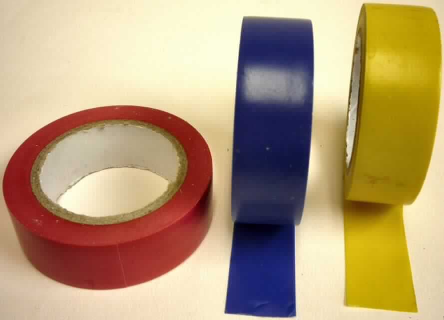 Angaben des Antragstellers:
3er-Set PVC-Klebeband, Länge je Rolle ca. 10 m, Breite je Rolle ca. 18 mm. Drei verschiedene Farben: rot, gelb, blau.
Material: PVC

Ergebnis der Untersuchung an einem Warenmuster:
Drei Rollen einseitig selbstklebendes Kunststoffband in den Farben rot, blau und gelb (Breite: ca. 1,8 cm), aufgerollt auf einer Pappspule. Die Rollen befinden sich in einer klarsichtigen Kunststoffverpackung mit bunt bedruckter Papprückseite (Kennzeichnung (Auszug): "Filmer PVC-Klebeband").

Tafeln, Platten, Folien, Filme, Bänder, Streifen und andere Flacherzeugnisse, selbstklebend, aus Kunststoff, auch in Rollen: in Rollen mit einer Breite von 20 cm oder weniger: Bänder (Streifen), mit nicht vulkanisiertem Naturkautschuk oder nicht vulkanisiertem synthetischen Kautschuk bestrichen: aus Poly(vinylchlorid) oder aus Polyethylen