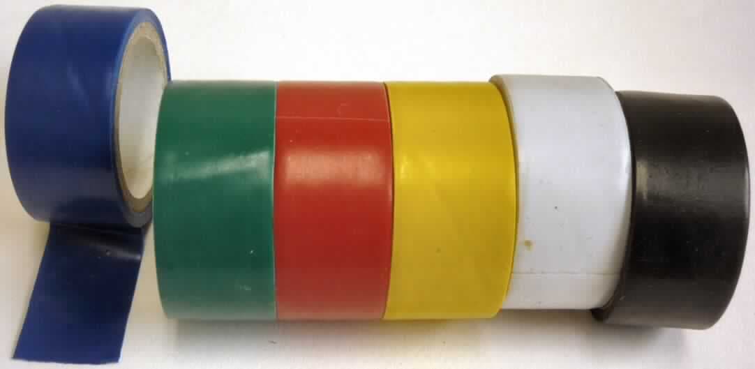 Angaben des Antragstellers:
Sechs Rollen universell einsetzbares Klebeband. Jeweils eine Rolle in den Farben: rot, weiss, gelb, schwarz, blau, grün. Jede ca. 2,5 m lang und 19 mm breit.
Material: PVC.
6 Rollen in Folie

Ergebnis der Untersuchung an einem Warenmuster:
Sechs Rollen einseitig selbstklebendes Kunststoffband in den Farben rot, blau, grün, weiß, schwarz und gelb (Breite: ca. 1,9 cm), aufgerollt auf einer Pappspule. Die Rollen sind in eine klarsichtige Kunststofffolie mit Klebeetikett (Kennzeichnung (Auszug): "Filmer PVC-Klebeband") eingeschweißt.

Tafeln, Platten, Folien, Filme, Bänder, Streifen und andere Flacherzeugnisse, selbstklebend, aus Kunststoff, auch in Rollen: in Rollen mit einer Breite von 20 cm oder weniger: Bänder (Streifen), mit nicht vulkanisiertem Naturkautschuk oder nicht vulkanisiertem synthetischen Kautschuk bestrichen: aus Poly(vinylchlorid) oder aus Polyethylen