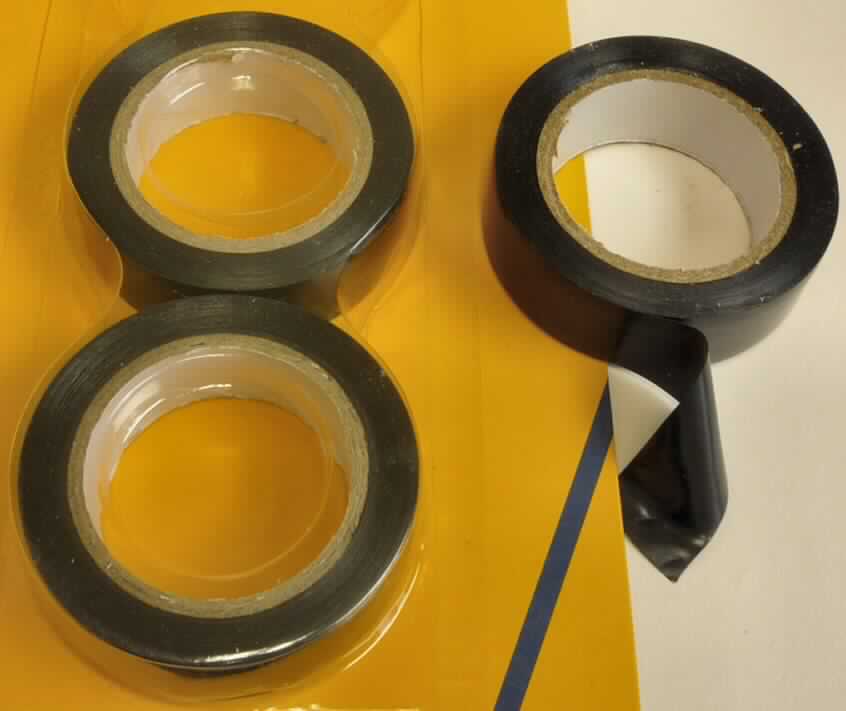 Angaben des Antragstellers:
3er-Set PVC-Klebeband, Länge je Rolle ca. 9 m, Breite je Rolle ca. 17 mm.
Material: PVC
Farbe: schwarz

Ergebnis der Untersuchung an einem Warenmuster:
Drei Rollen einseitig selbstklebendes, schwarzes Kunststoffband (Breite: ca. 1,7 cm), aufgerollt auf einer Pappspule. Die Rollen befinden sich in einer klarsichtigen Kunststoffverpackung mit bunt bedruckter Papprückseite (Kennzeichnung (Auszug): "Filmer PVC-Klebeband").

Tafeln, Platten, Folien, Filme, Bänder, Streifen und andere Flacherzeugnisse, selbstklebend, aus Kunststoff, auch in Rollen: in Rollen mit einer Breite von 20 cm oder weniger: Bänder (Streifen), mit nicht vulkanisiertem Naturkautschuk oder nicht vulkanisiertem synthetischen Kautschuk bestrichen: aus Poly(vinylchlorid) oder aus Polyethylen