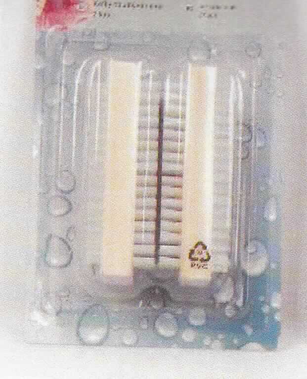 Es handelt sich bei der Ware um ein sogenanntes "Nagelbürsten 2er-Set, EAN: 2076556561621, Order no.: 219.524", mit einem Gewicht von 30 g, bestehend aus zwei Bürsten. Die Fassung der ca. 9 x 3,5 cm großen Bürsten besteht aus Holz und die Borsten bestehen aus Kunststoff (Polypropylen). Auf beiden Seiten der Fassung sind je 16 Borstenbüschel pro Reihe eingezogen. 

Die Ware ist in einer Blisterverpackung verpackt.

Die Bürsten sind jeweils als "Nagelbürsten" einzureihen.