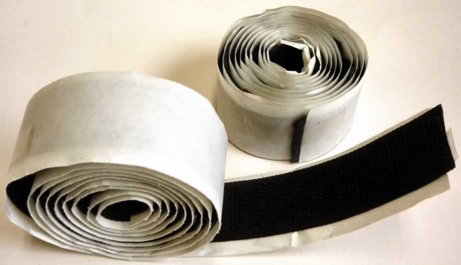 Kautschutiertes Gewebe, sog. Klettband, Art. 60.661, Foto siehe Anlage,
- in einer Kunststoffverpackung mit Pappeinleger für den Einzelverkauf aufgemacht,
- als Meterware; bestehend aus zwei Bändern (Haken- und Flauschband ) je Packung,
- in den Abmessungen je Band von ca. 100 cm x 2 cm,
- aus einem Hakenband und einem Flauschband aus Samtgeweben aus synthetischen Chemiefasern 
  (laut Untersuchungsergebnis aus Polyamid),
-- Hakenband: aufgeschnittene Schlinge, 
-- Flauschband: nichtaufgeschnittene Schlingen,
-- beide auf der Rückseite mit einer Klebefolie (laut Untersuchungsergebnis aus Kautschuk, kein 
   Zellkautschuk) versehen, zusätzlich mit einem Schutzpapier abgedeckt,
- mit echten Webkanten,
- mit einem Quadratmetergewicht von weniger als 1500 g.

"Kautschukiertes Gewebe, andere als solche der Position 5902, Klebeband, mit einer Breite von 
 weniger als 20 cm"