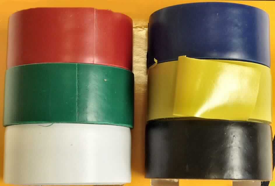 Angaben des Antragstellers:
Sechs Rollen universell einsetzbares Klebeband. Jeweils eine Rolle in den Farben: rot, weiss, gelb, schwarz, blau, grün. Jede ca. 3,5 m lang und 19 mm breit.
Material: PVC.

Ergebnis der Untersuchung an einem Warenmuster:
Sechs Rollen einseitig selbstklebendes Kunststoffband in den Farben rot, blau, grün, weiß, schwarz und gelb (Breite: ca. 1,9 cm), aufgerollt auf einer Pappspule. Die Rollen sind für den Einzelverkauf auf einer bunt bedruckten Pappe (Kennzeichnung (Auszug): "Filmer PVC-Klebeband") aufgemacht.

Tafeln, Platten, Folien, Filme, Bänder, Streifen und andere Flacherzeugnisse, selbstklebend, aus Kunststoff, auch in Rollen: in Rollen mit einer Breite von 20 cm oder weniger: Bänder (Streifen), mit nicht vulkanisiertem Naturkautschuk oder nicht vulkanisiertem synthetischen Kautschuk bestrichen: aus Poly(vinylchlorid) oder aus Polyethylen