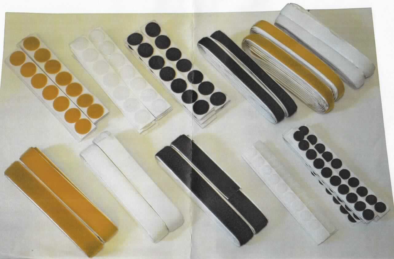 Klettbänder, Artikel 8096085, Foto siehe Anlage,
- in unterschiedlichen Farben (weiß, braun, schwarz),
- als Bänder mit unterschiedlichen Breiten: etwa 2,5 cm bzw. 1,7 cm; mit unechten Web-
  kanten,
-- aus Samtgewebe (Hakenband) bzw. Schlingengewebe (Flauschband) aus laut Antrag
   Polyamid (synthetische Chemiefasern),
-- auf der Rückseite mit bloßem Auge wahrnehmbar mit einem zubereiteten Klebstoff der
   Position 3506 (laut Antrag "Hot glue", bestehend aus SBS, SIS und Resin) bestrichen
   und mit Abdeckpapier versehen,
- ohne in Klebstoff eingebettete Kügelchen.

"Gewebe, anderes als in den Positionen 5901 bis 5906 genannte, überzogen, ohne in
 Klebstoff eingebettete Kügelchen"