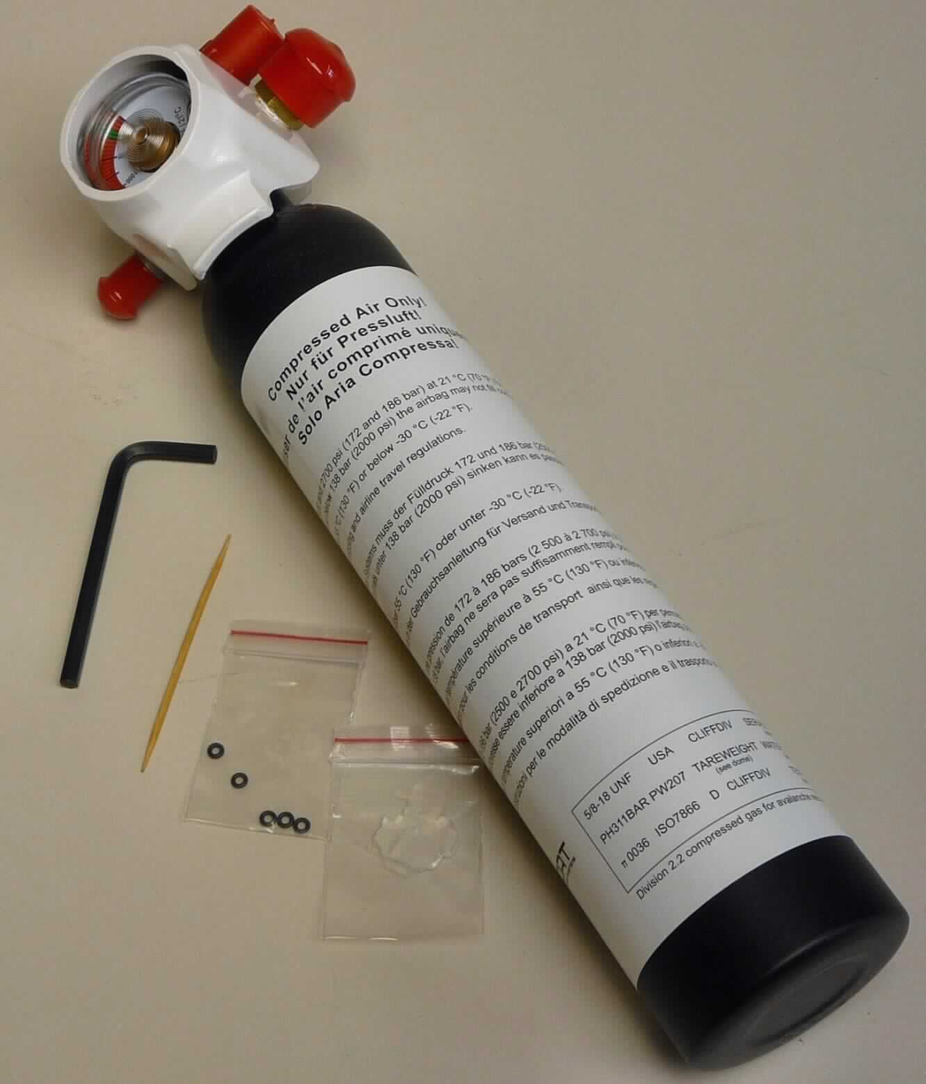 Es handelt sich um sog. Druckluftflaschen, bestehend aus einem mit Druckluft befülltem zylinderförmigen Behältnis aus unedlem Metall (Aluminium) mit einem Fassungsvermögen von 290 ml, das am oberen Ende mit einem Aufsatz aus unedlem Metall, in den drei mit jeweils einer Abdeckkappe aus Kunststoffen versehenen Ventile aus unedlem Metall münden, versehen ist. An diesem Aufsatz ist zudem ein vorwiegend aus Kunststoffen bestehender Druckmesser (sog. Manometer) mit einer Skalierung von bis zu 3000 psi (=  ca. 206,42 bar) angebracht. Die Erzeugnisse sind wiederbefüllbar und gemeinsam mit einem sog. Nachfüll-Set, das fünf kleine Dichtungsringe aus Weichkautschuk, ein Holzstäbchen, einen Inbusschlüssel aus unedlem Metall sowie ein Tütchen Klebstoff beinhaltet, und einer Bedienungsanleitung in einem bedruckten Karton für den Einzelverkauf aufgemacht.
Die Behältnisse werden in einen sogenannten Rettungsrucksack für Wintersportler eingesetzt, durch ein Schlauchsystem mit einem Luftkissen (jeweils nicht Gegenstand dieser vZTA) verbunden, durch das Ziehen an einer angebrachten Reißleine ausgelöst werden und das Luftkissen befüllen, sodass Sportler und Luftkissen oberhalb der Schneemassen auf der Lawine treiben können.
-Materialangaben laut Antragsteller-

Abbildung siehe Anlage.

Die Flaschen aus Aluminium bestimmen insbesondere aufgrund des Wertes den Charakter der Warenzusammenstellung.

Eine Einreihung der Flaschen als "Pressluft" in die Position 2853 unter Anwendung der AV 5 a) kommt nicht in Betracht, da sie insbesondere aufgrund des Wertes der Gesamtware ihren wesentlichen Charakter verleihen. Auch die Einreihung als Verpackungsmittel im Sinne der AV 5 b) ist nicht möglich, da die Flaschen für eine dauerhafte (wiederholte) Verwendung geeignet sind.

Derartige Erzeugnisse gehören als "andere Behälter aus Aluminium für verdichtete Gase" zum TARIC-Code 7613 0000 90.