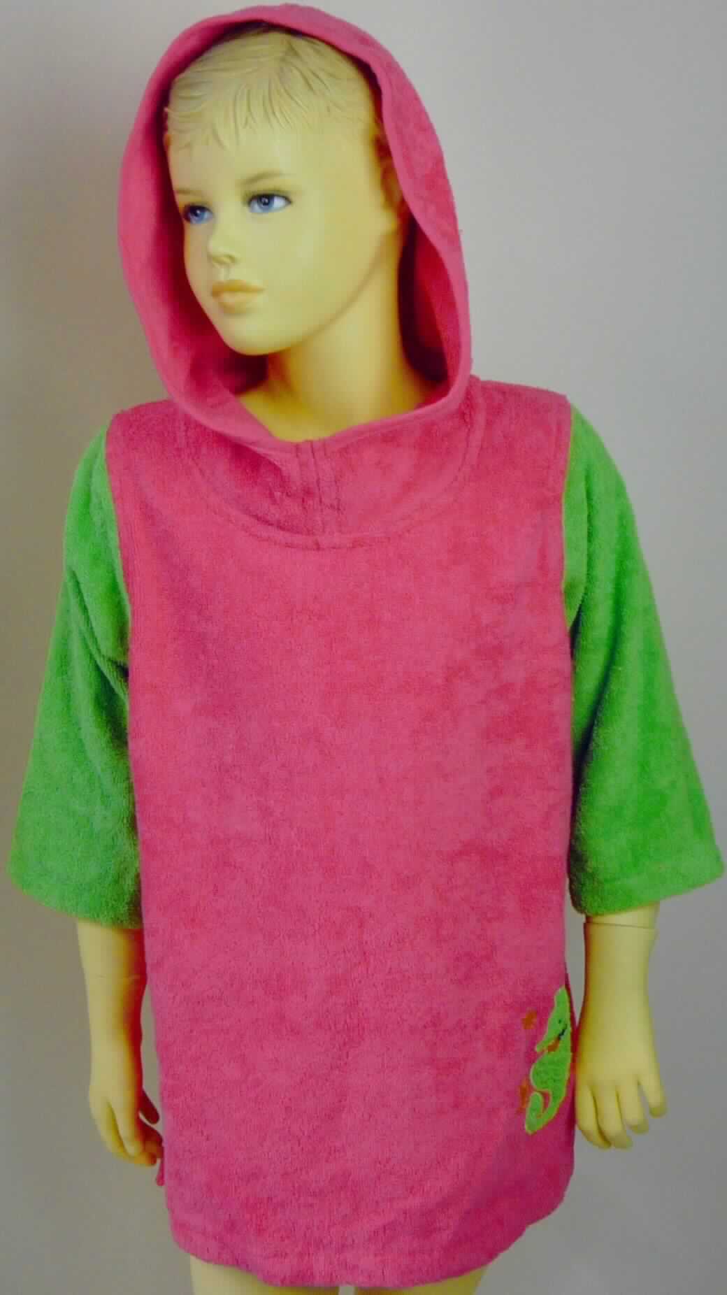 Kleid, sog. Strandkleid für Kinder, Art. 7271480, Größe 110/116, Foto siehe Anlage,
- auf einem Bügel aufgebracht,
- aus verschiedenen, ca. 2,8 mm dicken, einfarbigen Schlingengeweben nach Art der Frottiergewebe mit einem 
  Grund und einer Schlingenoberfläche aus Garnen aus lt. Antrag 100 % Baumwolle,
- über den halben Oberschenkel reichend (Rückenlänge: ca. 62 cm), 
- mit Stehkragen und Kapuze,
- ohne Öffnung und ohne Verschluss,
- mit langen Ärmeln, 
- mit einer Applikationsstickerei verziert,
- am unteren, geraden Rand durch Umschlagen und Festnähen gesäumt, mit ca. 16 cm hoch reichenden 
  Seitenschlitzen,
- kann aufgrund der Länge ohne ein weiteres, den Unterkörper bedeckendes Kleidungsstück (Rock oder Hose) 
  getragen werden, 
- erfüllt die Voraussetzungen zur Einreihung als Kleid (somit u. a. keine Ware der Position 6208).

"Kleid, aus Geweben, für Mädchen, aus Baumwolle, nicht nach dem Batik-Verfahren handbedruckt"