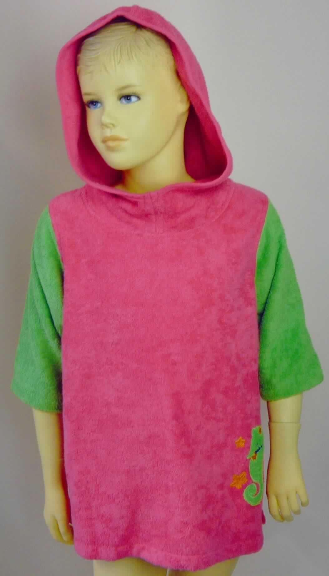 Kleid, sog. Strandkleid für Kinder, Art. 7271480, Größe 98/104, Foto siehe Anlage,
- auf einem Bügel aufgebracht,
- aus verschiedenen, ca. 2,8 mm dicken, einfarbigen Schlingengeweben nach Art der Frottiergewebe mit einem 
  Grund und einer Schlingenoberfläche aus Garnen aus lt. Antrag 100 % Baumwolle,
- über den halben Oberschenkel reichend (Rückenlänge: ca. 57 cm), 
- mit Stehkragen und Kapuze,
- ohne Öffnung und ohne Verschluss,
- mit langen Ärmeln, 
- mit einer Applikationsstickerei verziert,
- am unteren, geraden Rand durch Umschlagen und Festnähen gesäumt, mit ca. 15 cm hoch reichenden 
  Seitenschlitzen,
- kann aufgrund der Länge ohne ein weiteres, den Unterkörper bedeckendes Kleidungsstück (Rock oder Hose) 
  getragen werden, 
- erfüllt die Voraussetzungen zur Einreihung als Kleid (somit u. a. keine Ware der Position 6208).

"Kleid, aus Geweben, für Mädchen, aus Baumwolle, nicht nach dem Batik-Verfahren handbedruckt"