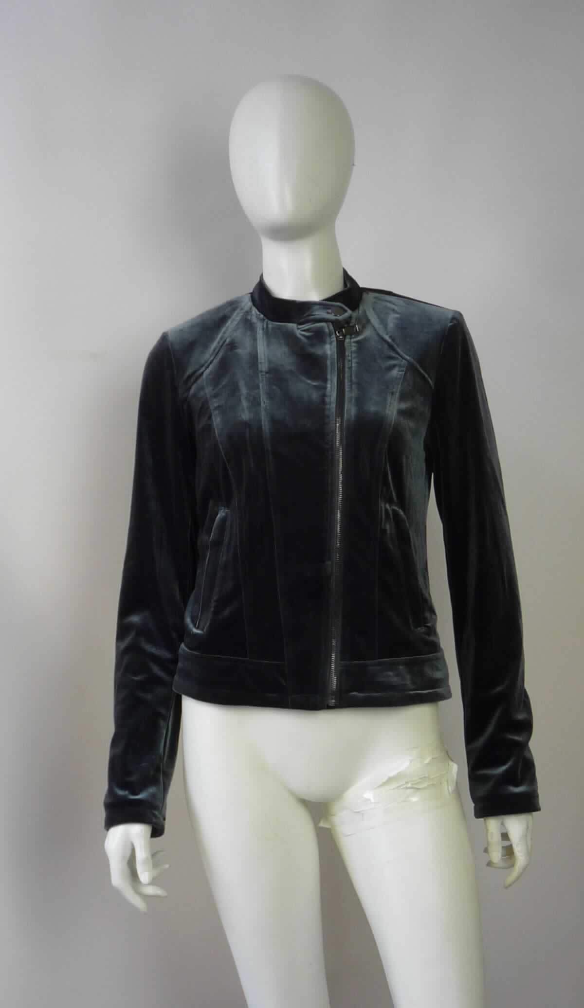 Jacke, sog. Jacke velve Jersey bikerjacket, Fici Beca # 785759, Größe 36, Foto siehe Anlage,
- aus 1,2 mm dicken, einfarbigen Samtgewirken mit einem Flor aus laut Antrag 100 % Polyester (synthetische
  Chemiefasern) und einem Grund aus 95 % Polyester und 5 % Elasthan (synthetische Chemiefasern),
- gefüttert,
- in Bahnen gearbeitet, 
- über die Taille reichend (Rückenlänge: 52 cm),
- mit einem Stehkragen mit einem Riegel mit Druckknopfverschluss von rechts über links (Frauenkleidung),
- vorn mit einer durchgehenden Öffnung mit Reißverschluss,
- vorn mit zwei eingesetzten Taschen mit Reißverschluss unterhalb der Taille,
- mit langen Ärmeln, an den Ärmelabschlüssen durch Umschlagen und Festnähen gesäumt,
- mit einem geraden Abschluss am unteren Rand,
- stellt sich aufgrund des Schnitts und der Ausstattung als Jacke dar, somit keine Strickjacke,
- wird im Allgemeinen nicht über jeder anderen Kleidung und zum Schutz gegen das Wetter getragen, somit
  keine Ware der Positionen 6102.

"Jacke, aus Gewirken, für Frauen, aus synthetischen Chemiefasern"