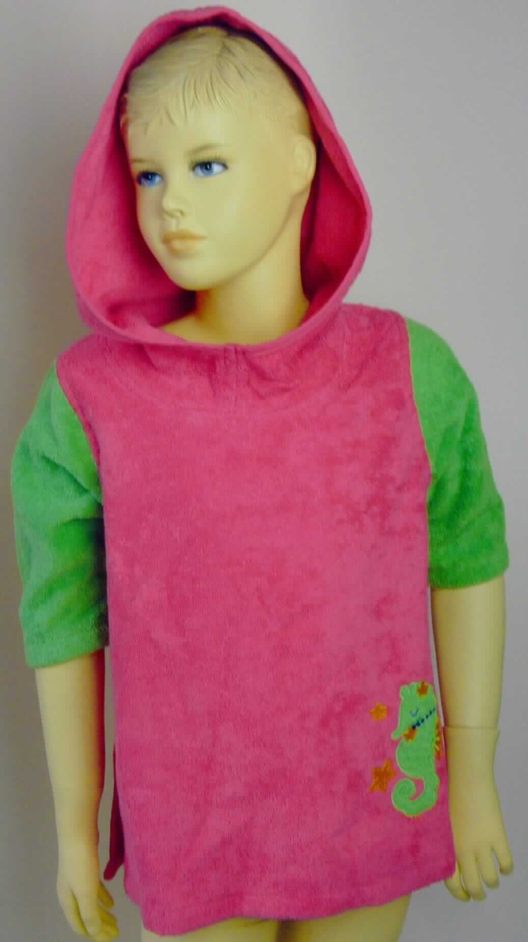 Kleid, sog. Strandkleid für Kinder, Art. 7271480, Größe 86/92, Foto siehe Anlage,
- auf einem Bügel aufgebracht,
- aus verschiedenen, ca. 2,8 mm dicken, einfarbigen Schlingengeweben nach Art der Frottiergewebe mit einem 
  Grund und einer Schlingenoberfläche aus Garnen aus lt. Antrag 100 % Baumwolle,
- über die Knie reichend (Rückenlänge: ca. 53 cm), 
- mit Stehkragen und Kapuze,
- ohne Öffnung und ohne Verschluss,
- mit langen Ärmeln, 
- mit einer Applikationsstickerei verziert,
- am unteren, geraden Rand durch Umschlagen und Festnähen gesäumt, mit ca. 15 cm hoch reichenden 
  Seitenschlitzen,
- kann aufgrund der Länge ohne ein weiteres, den Unterkörper bedeckendes Kleidungsstück (Rock oder Hose) 
  getragen werden, 
- erfüllt die Voraussetzungen zur Einreihung als Kleid (somit u. a. keine Ware der Position 6208),
- aufgrund der Doppelgröße 86/92 keine Einreihung als Kleidung für Kleinkinder.

"Kleid, aus Geweben, für Mädchen, aus Baumwolle, nicht nach dem Batik-Verfahren handbedruckt"