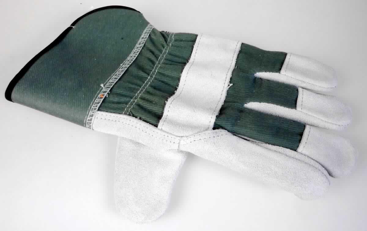 Schutzhandschuhe, sog. Arbeitshandschuhe, Abbildung siehe Anlage, 
- als Fünffingerhandschuhe gearbeitet, 
- im Bereich der Innenhand, der Knöchel, des gesamten Daumens und Zeigefingers, der Innenseiten und Kuppen 
  der anderen Finger und der Fingerzwischenräume aus Leder (laut Antrag Rindspaltleder), 
- im Bereich des restlichen Handrückens aus Geweben aus Spinnstoff (laut Antrag Baumwolle), 
- mit einer Stulpe,
- - aus Geweben aus Spinnstoff,
- - unterhalb des Handgelenks mit einem Pulsschutz aus Leder,
- vollständig mit gerautem Gewebe aus Spinnstoffen gefüttert,
- am Handrücken oberhalb des Handgelenks elastisch verengt,
- das Leder verleiht den Schutzhandschuhen nach dem Umfang und insbesondere aufgrund seiner Bedeutung
  in Bezug auf die Verwendung ihren wesentlichen Charakter.

"Bekleidungszubehör, aus Leder, Fingerhandschuhe, Schutzhandschuhe für alle Berufe"
