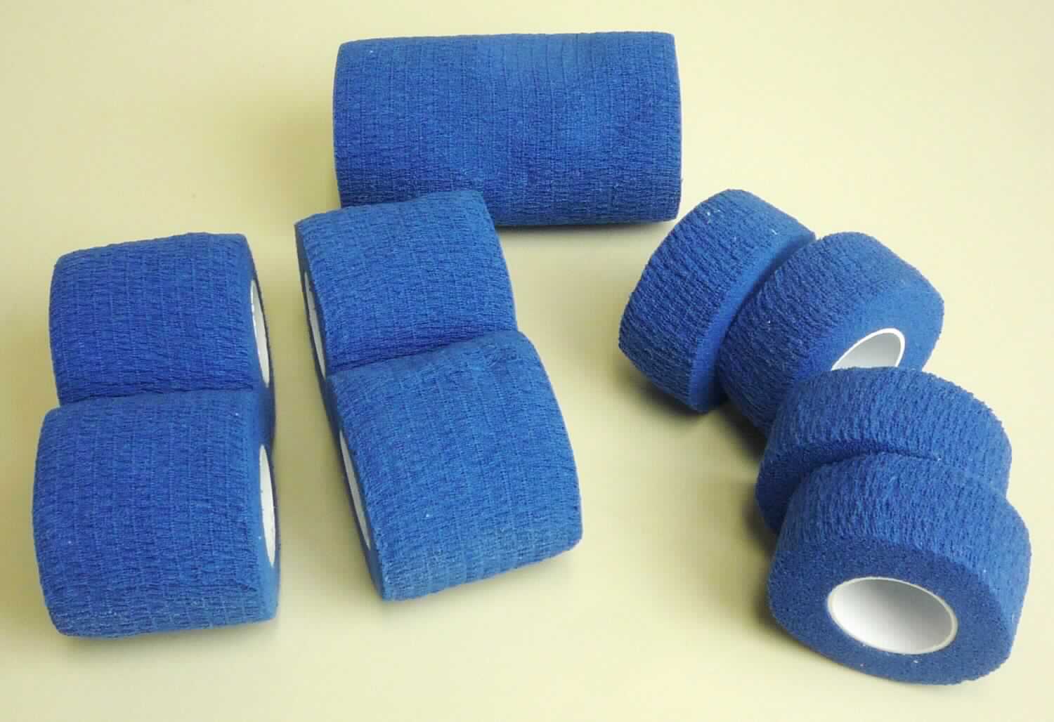 Binde zu medizinischen Zwecken

Bei dem vorgelegten Warenmuster handelt es sich um ein Set mit blauen, selbsthaftenden, elastischen Binden zum Tapen, Stützen, Stabilisieren, Fixieren und zur Wundversorgung in Aufmachung für den Einzelverkauf in den Abmessungen:
- 1 x 4 Rollen: 2,5 x 4,5 cm
- 2 x 2 Rollen: 5,0 x 4,5 cm
- 1 x 1 Rollen: 10,0 x 4,5 cm
Die Binden sind jeweils auf eine Papphülse aufgerollt und zusammen in einem transparenten Kunststoffbeutel mit bunt bedruckten Pappaufhänger verpackt. 

Es handelt sich um ein den Watte, Gaze, Binden der Position 3005 der Kombinierten Nomenklatur ähnliches Erzeugnis (Bandage), in Aufmachung für den Einzelverkauf zu medizinischen Zwecken, bestehend aus Spinnstoffen, andere (als Gaze und Waren daraus).