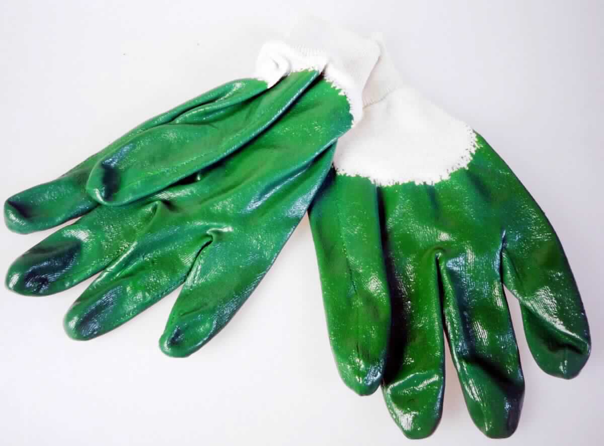 Fingerhandschuhe, sog. Gartenhandschuhe Nitril, in Erwachsenengröße, Foto siehe Anlage,
- als Fünffingerhandschuhe gearbeitet,
- aus einfarbigen Gewirken aus laut Antrag Baumwolle,
- nachträglich mit Ausnahme der Stulpe und eines Teils des Handrückens einseitig (Außenseite) 
  im Tauchverfahren mit Kautschuk (laut Antrag: Nitril, keine Zellstruktur erkennbar) überzogen,
- mit einer angesetzten, doppelt gearbeiteten Stulpe aus Gewirken.

"Fingerhandschuhe, aus Gewirken, mit Kautschuk überzogen"