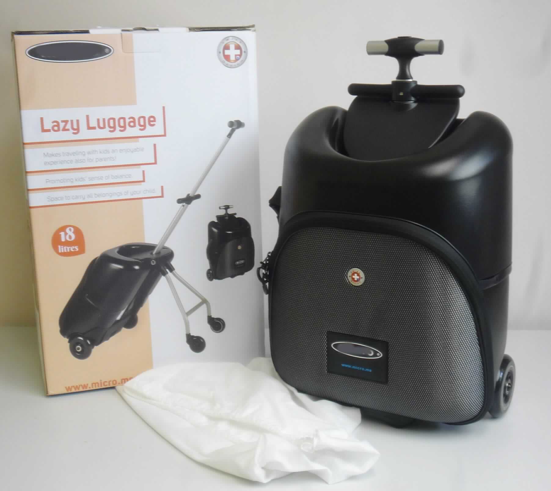 Handkoffer, sog. ML 0011 - Micro lazy luggage, Foto siehe Anlage, 
- mit einer Außenseite aus flächenmäßig überwiegend (chrakterbestimmend) formgepresstem Kunststoff; an der
  Vorderseite mit einem aufklappbaren Deckel mit einer Außenseite aus Spinnstoffen, 
- mit einem ausziehbaren Griff zum Ziehen des Koffers auf zwei Rollen; zusätzlich mit einem in der Rückseite
  integrierten, ausklappbaren Gestänge mit zwei weiteren Rollen,    
- mit einem Tragegriff an einer Schmalseite, 
- mit einem an drei Seiten umlaufenden Reißverschluss, 
- innen mit einem Vorfach mit diversen Innenfächern und einem Hauptfach mit Reißverschluss und Spanngurt,
- gefüttert, 
- in den Abmessungen: ca. 36 cm (Breite) x 50 cm (Höhe) x 20 cm (Tiefe),
- beim im Bodenteil integrierten, ausgeklappten Gestänge bietet sich die Möglichkeit, ein Kind auf einer Platte
  aus Kunststoff auf dem Koffer sitzend, zu befördern; darüber hinaus lässt sich der Koffer vom Gestänge
  abtrennen und das Gestänge eigenständig zum Befördern eines Kindes verwenden (stellt sich jedoch nicht als
  Fahrzeug im Sinne der Position 8716 und auch nicht als Spielfahrzeug im Sinne der Position 9503 dar, da die
  Hauptfunktion in der Beförderung von Gegenständen besteht und somit der Handkoffer charakterbestimmend ist,
- in einem Karton verpackt.

"Reisekoffer, mit Außenseite aus formgepresstem Kunststoff"