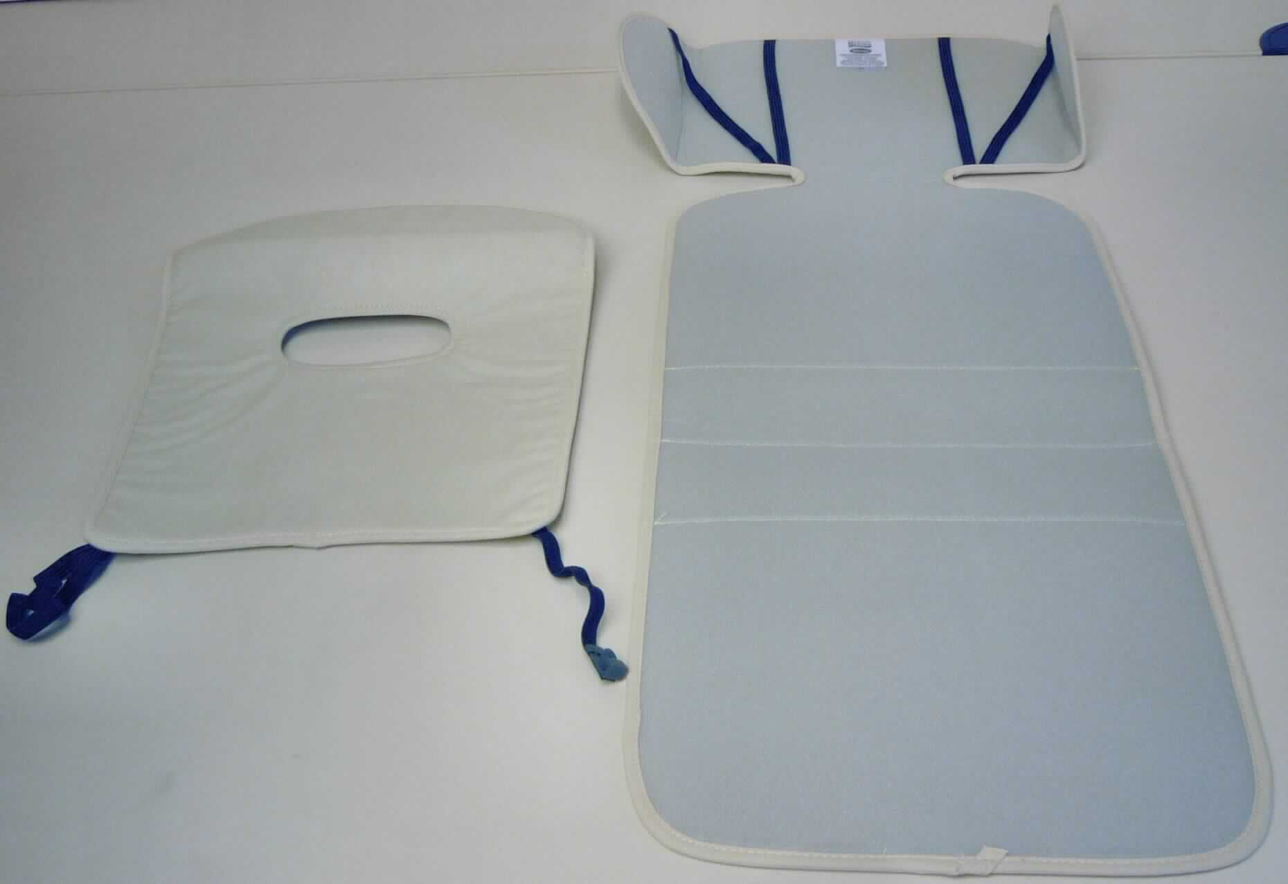 Zusatzbezug für Autokindersitz, sog. Keep Cool Bezug, Foto siehe Anlage,
- in einem bedruckten Pappkarton verpackt,
- bestehend aus zwei unterschiedlich großen Teilen, die passend für einen bestimmten Autokindersitz (Ware der 
  Position 9401) gearbeitet sind,
- mehrlagig gearbeitet:
-- mit einer Außenlage aus einfarbigen Geweben aus lt. Antrag 100 % Baumwolle, 
-- mit einer Zwischenlage aus Kunststoff aus lt. Antrag Acryl,
-- mit einer weiteren Zwischenlage aus Schaumkunststoff,
-- mit einer Innenlage aus einfarbigen Gewirken aus Spinnstoffen,
- beide Teile sind an den Rändern mit Randeinfassungen aus o. g. Geweben versehen,
- das größere Teil bedeckt die Rückenlehne und wird mit vier, auf der Rückseite angenähten, elastischen   
  Gewebebändern befestigt,
- das kleinere Teil ist in der Mitte mit einer Aussparung versehen und wird über die Sitzfläche gezogen; zur 
  Befestigung mit zwei, am oberen Rand angenähten, elastischen Gewebebändern sowie einem Haken aus 
  augenscheinlich Kunststoff ausgestattet,
- durch Zusammennähen konfektioniert,
- wird als zusätzlicher Bezug über den "Erstbezug" des Autokindersitzes gezogen; stellt sich damit lediglich als 
  Zubehör und nicht als Teil eines Autokindersitzes dar und wird somit nicht vom Warenkreis der Position 9401
  erfasst,
- u. a. aufgrund des Verwendungszwecks keine den Bettausstattungen ähnliche Ware der Position 9404,
- im Hinblick auf die Verwendung und das äußere Erscheinungsbild sind die beiden Außenlagen aus Spinnstoffen
  (Gewebe / Gewirke) charakterbestimmend; insbesondere im Hinblick auf die Verwendung verleiht das die 
  Schauseite bildende Gewebe der Ware ihren wesentlichen Charakter.


"Andere Ware zur Innenausstattung (Zusatzbezug für Autokindersitz), aus Spinnstoffen, keine Ware der Position 
 9404, aus Geweben, aus Baumwolle, nicht nach dem Batik-Verfahren handbedruckt"