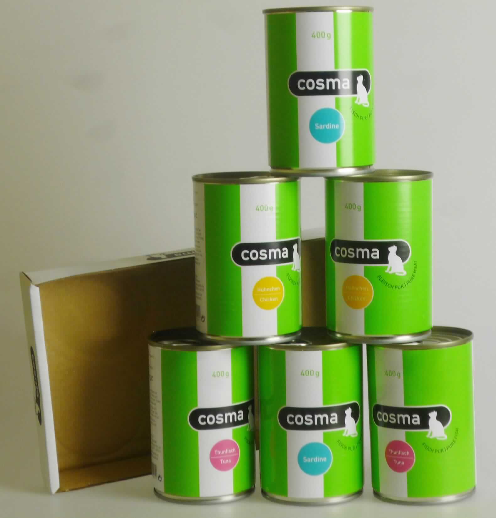 Katzenfutter Sorte "Hühnchen"

Antragsangaben: Megapack Cosma Original. Gemischtes Paket aus 6 Dosen à 400 g in verschiedenen Sorten: 2 x Hühnchen, 2 x Thunfisch und 2 x Sardine. Hier Sorte "Hühnchen". Ergänzungsfuttermittel für Katzen. Zusammensetzung: 45,7 % Hühnchenfleisch, 1,0 % Reis, Kochwasser sowie andere Stoffe und Zusatzstoffe.

Die weiteren Sorten der Warenzusammenstellung sind nicht Bestandteil dieser verbindlichen Zolltarifauskunft.

Beschaffenheit des Warenmusters: Mischung von gegarten hellen, beigefarbene Fleischstückchen und Reiskörnern in trüben Gelee. Aufmachung: 3 x 2 400-g-Originaldosen (3 verschiedene Sorten) mit umlaufenden Etikettt, in Aufmachung für den Einzelverkauf als Katzenfutter, mit klarsichtiger Folie auf Pappträger zusammengestellt.

Gehalt an Milcherzeugnissen (gemäß Angabe): nicht enthalten. 
Gehalt an Stärke und ihren Abbauprodukten (gemäß Angabe): nicht enthalten oder weniger als 5 GHT.

Zubereitung von der zur Fütterung verwendeten Art, Hunde- und Katzenfutter, in Aufmachungen für den Einzelverkauf, keine Stärke, Glucose, Glucosesirup, Maltodextrin oder Maltodextrinsirup der Unterpositionen 1702 30 50, 1702 30 90, 1702 40 90, 1702 90 50 und 2106 90 55 oder Milcherzeugnisse enthaltend.